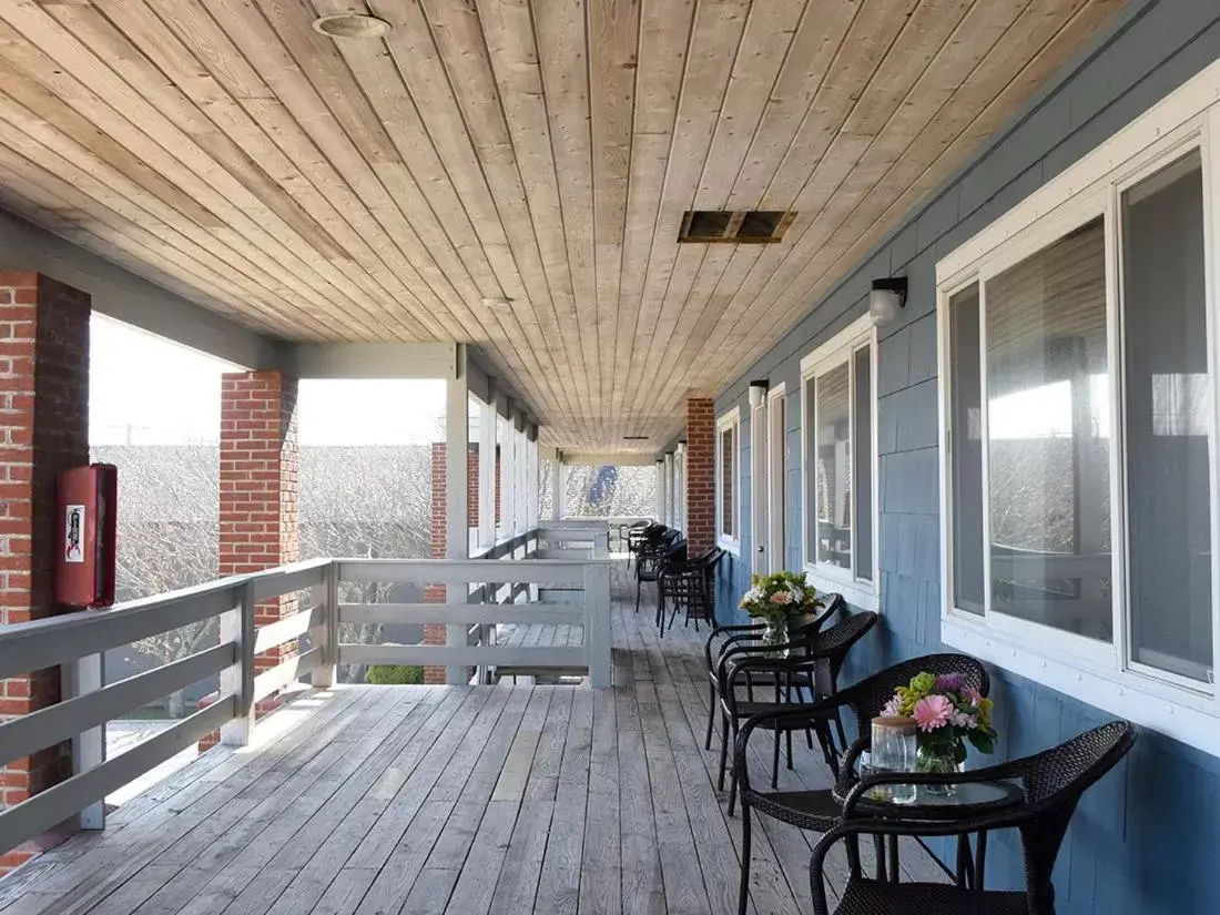 Balcony/Terrace, Restaurant/Places to Eat in Montauk Oceanside Suites