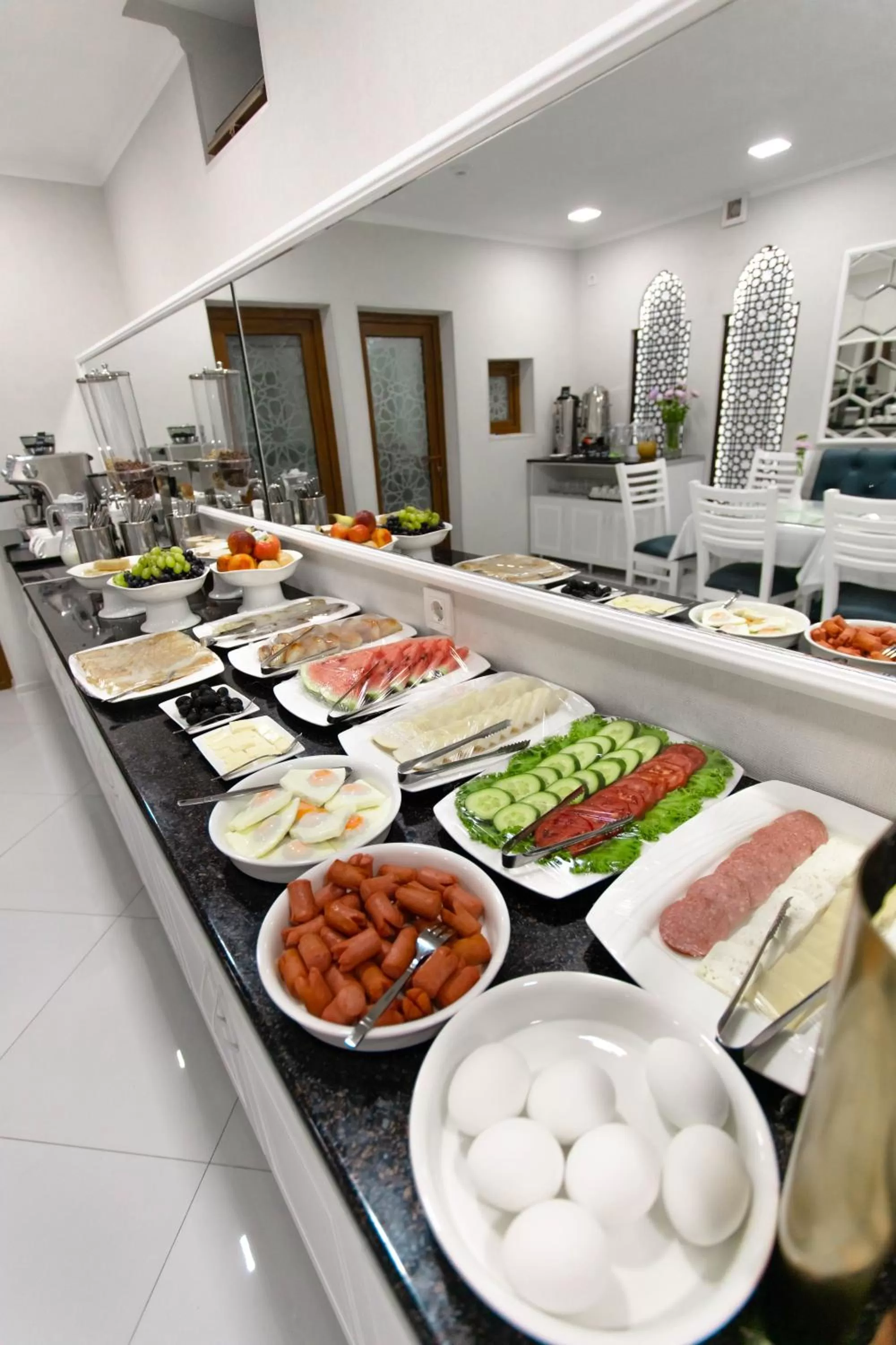 Food and drinks in Registon Saroy Hotel