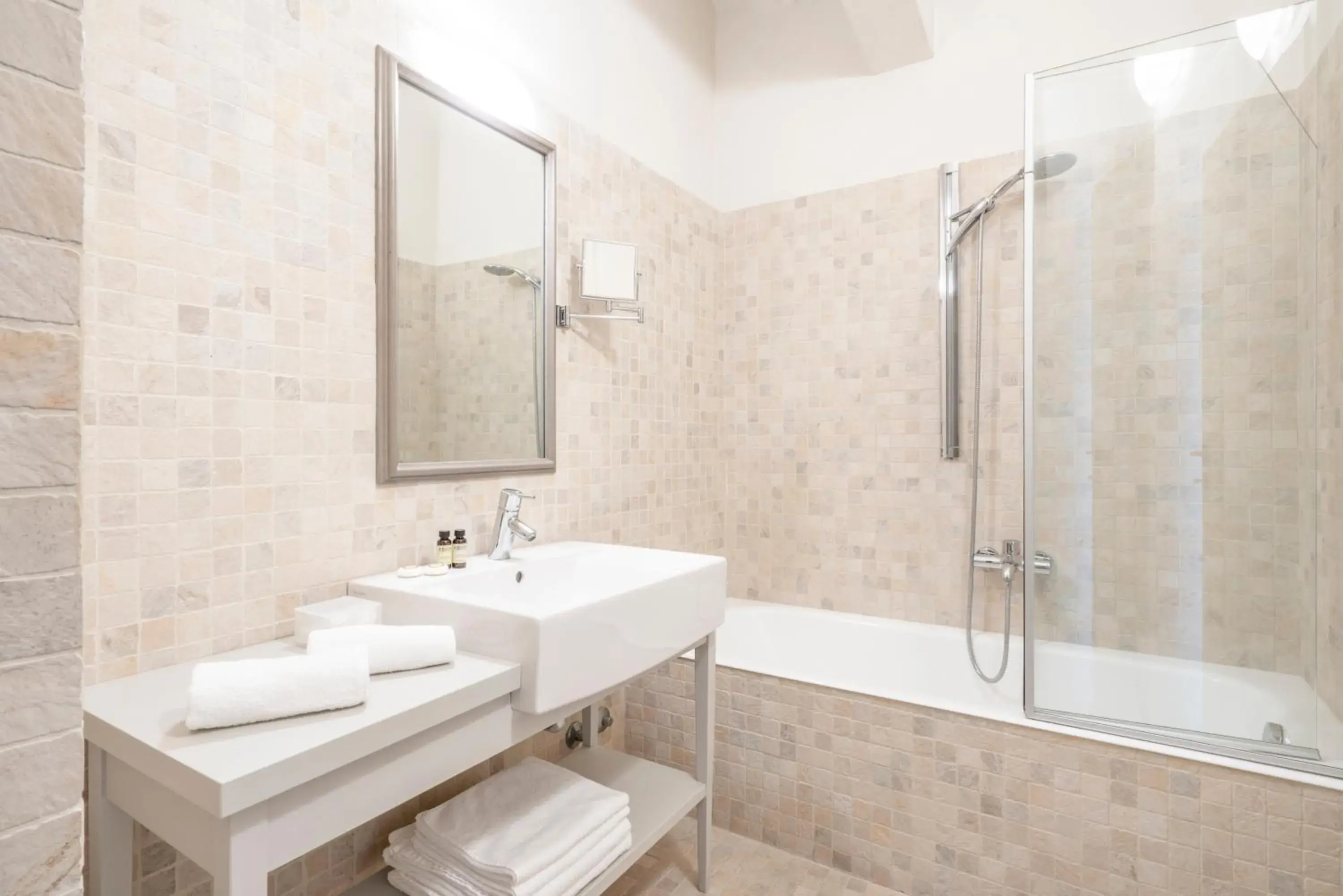 Bathroom in Spinerola Hotel in Cascina & Restaurant Uvaspina