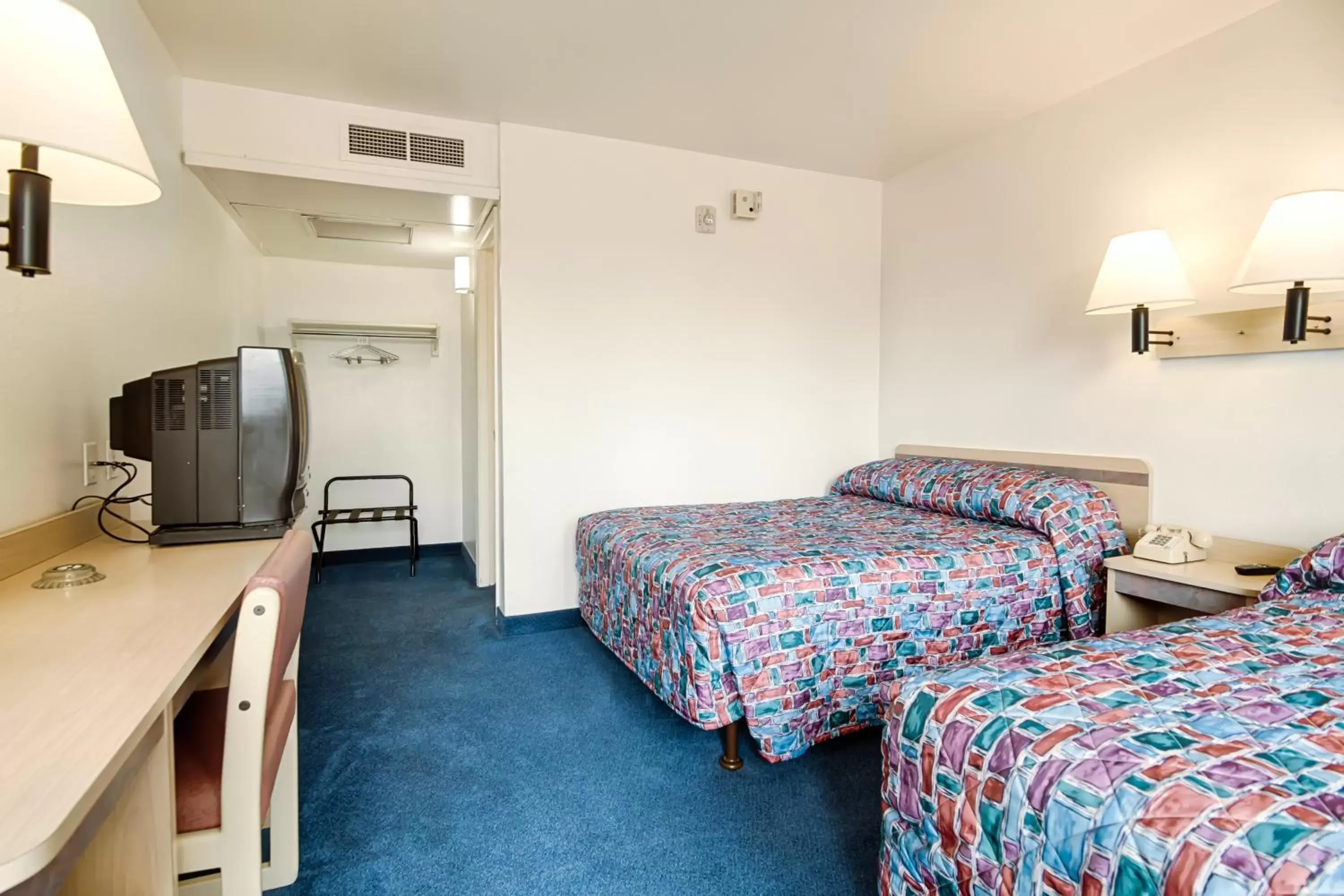 Seating area, Bed in Motel 6-Winnemucca, NV