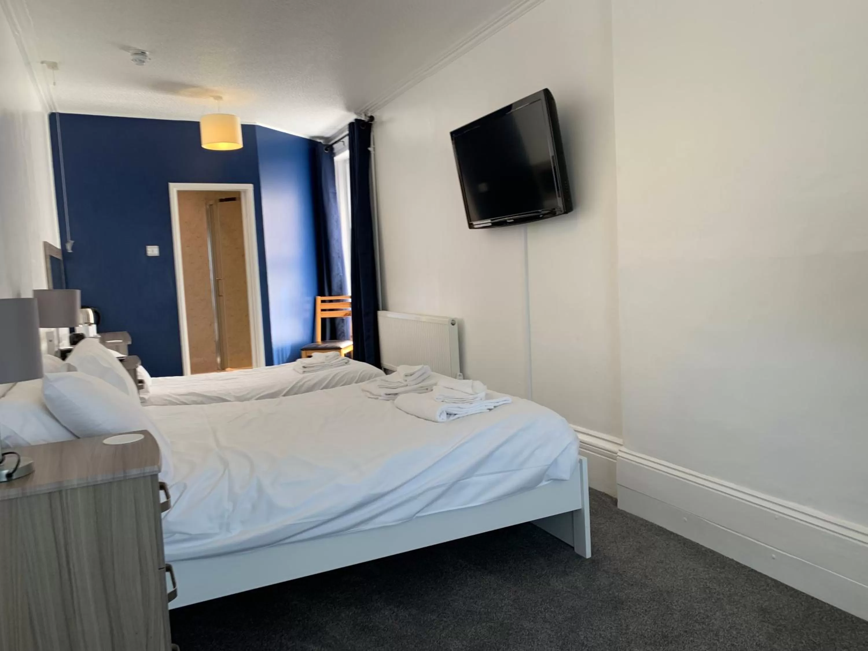 Bedroom, Bed in The Royal Clarence Hotel (on the Seafront)