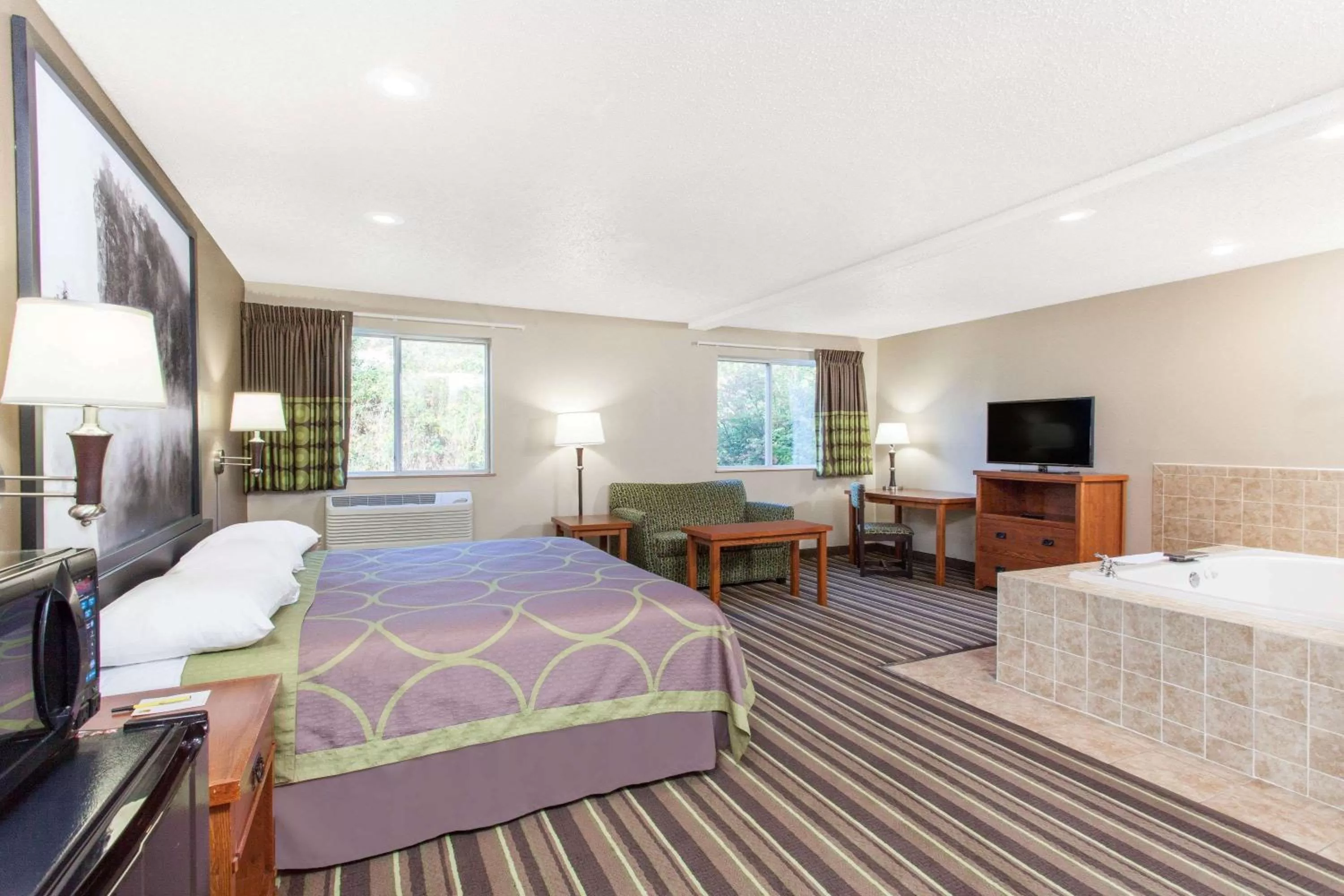 Photo of the whole room, Bed in Super 8 by Wyndham Richlands/Claypool Hill Area