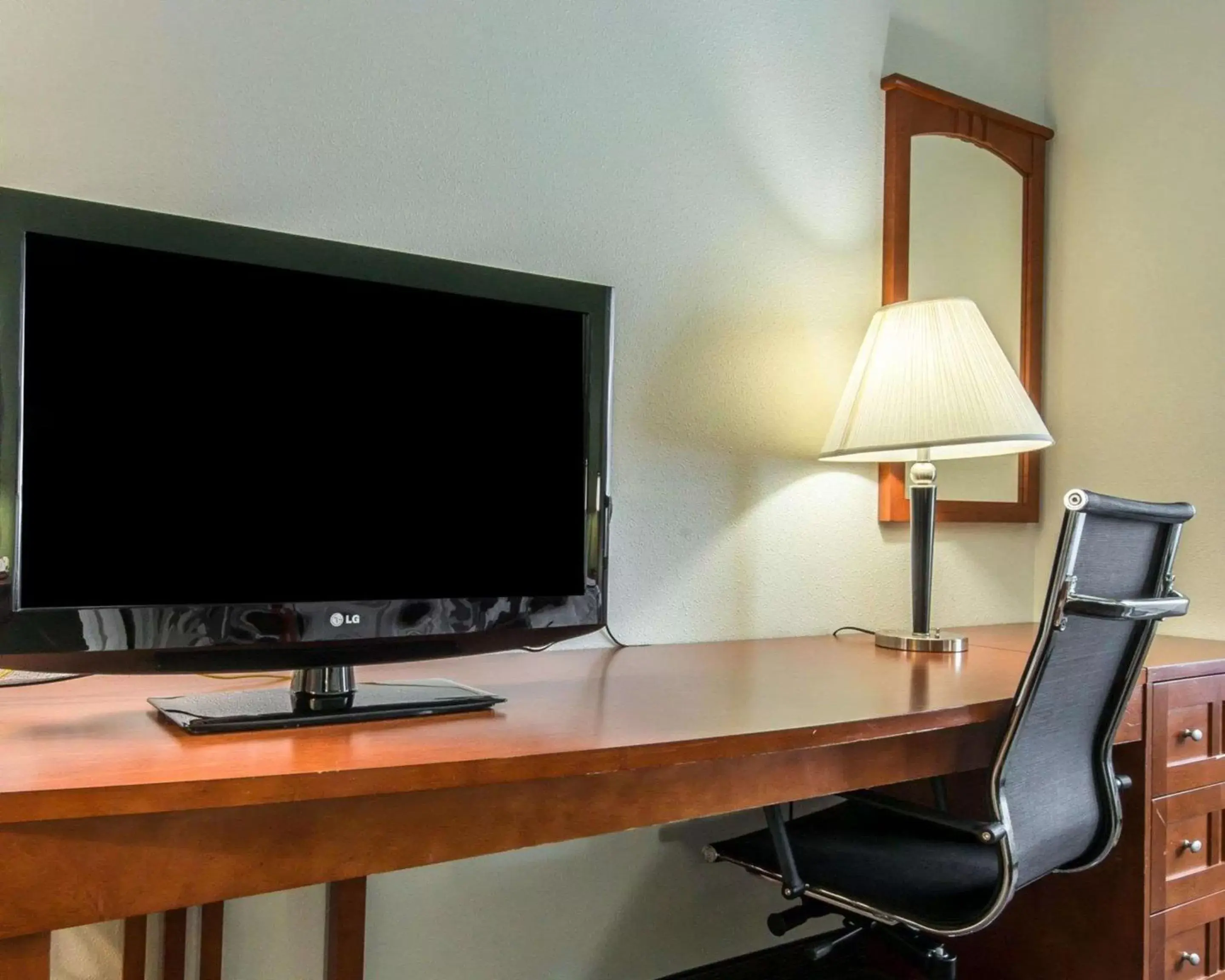 Photo of the whole room, TV/Entertainment Center in Sleep Inn & Suites Winchester