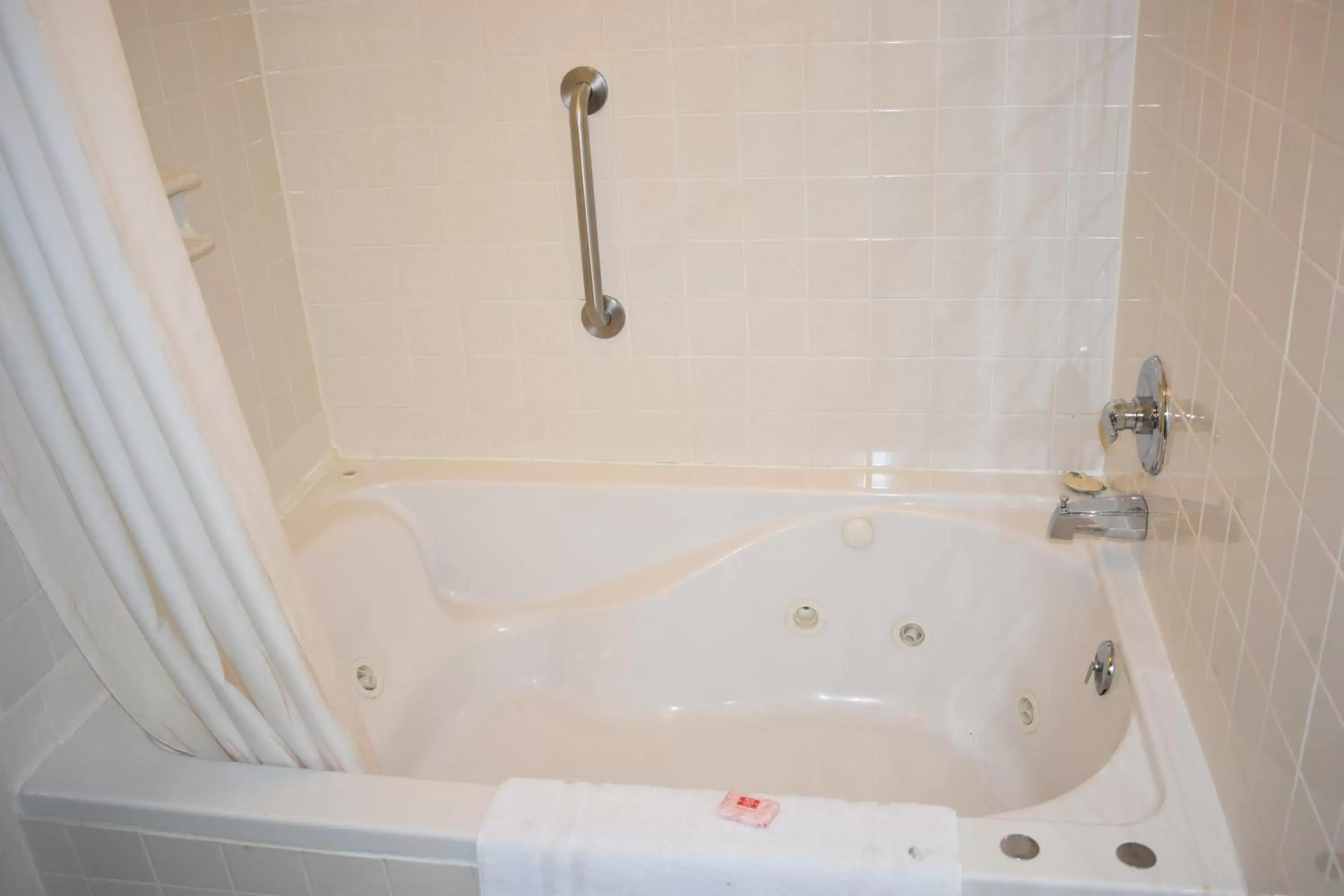 King Suite with Spa Bath - Non-Smoking in Red Carpet Inn and Suites Culpeper King Suite with Spa Bath - Non-Smoking in Red Carpet Inn and Suites Culpeper