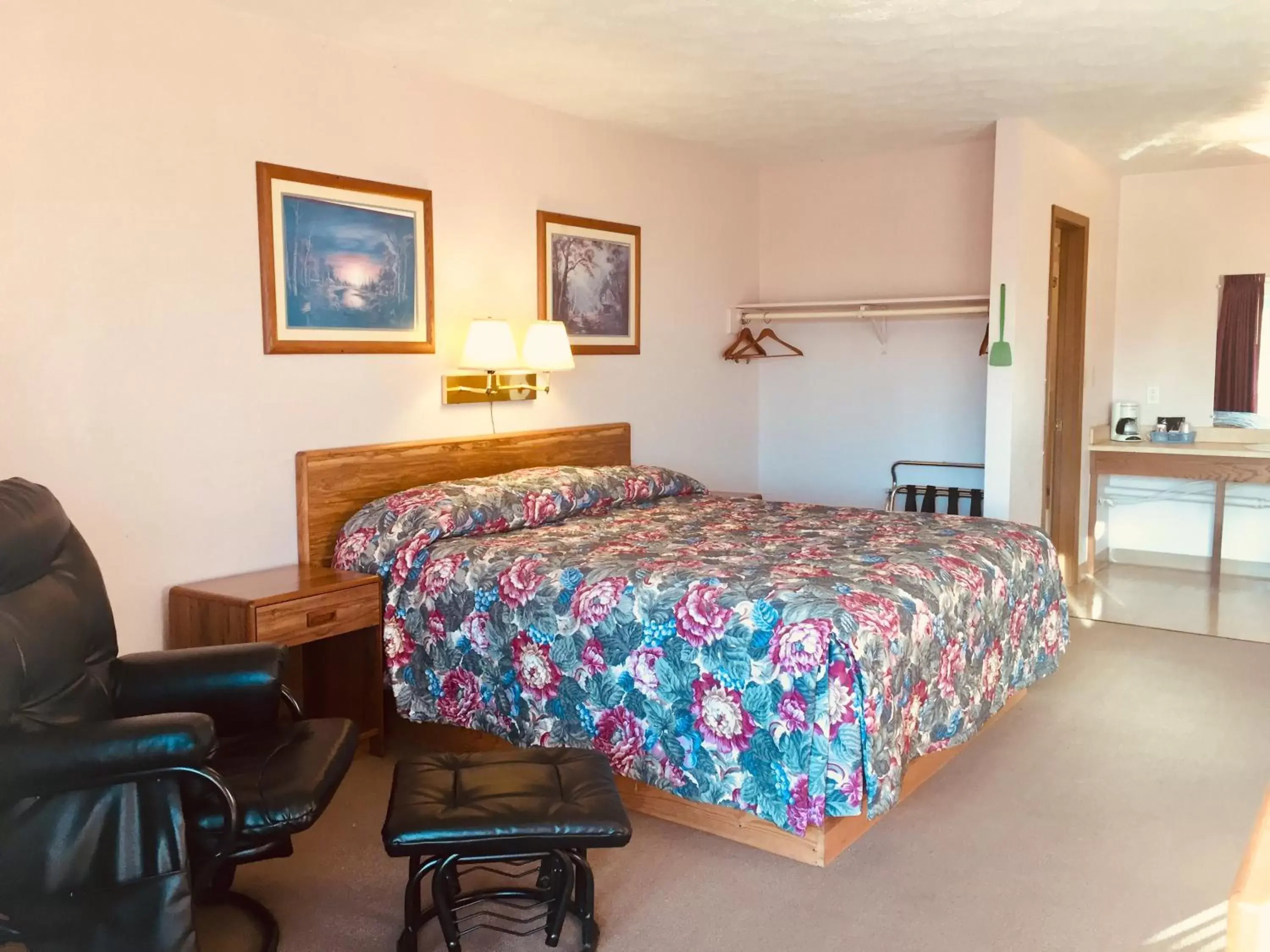 Bed in Mountain Country Motor Inn