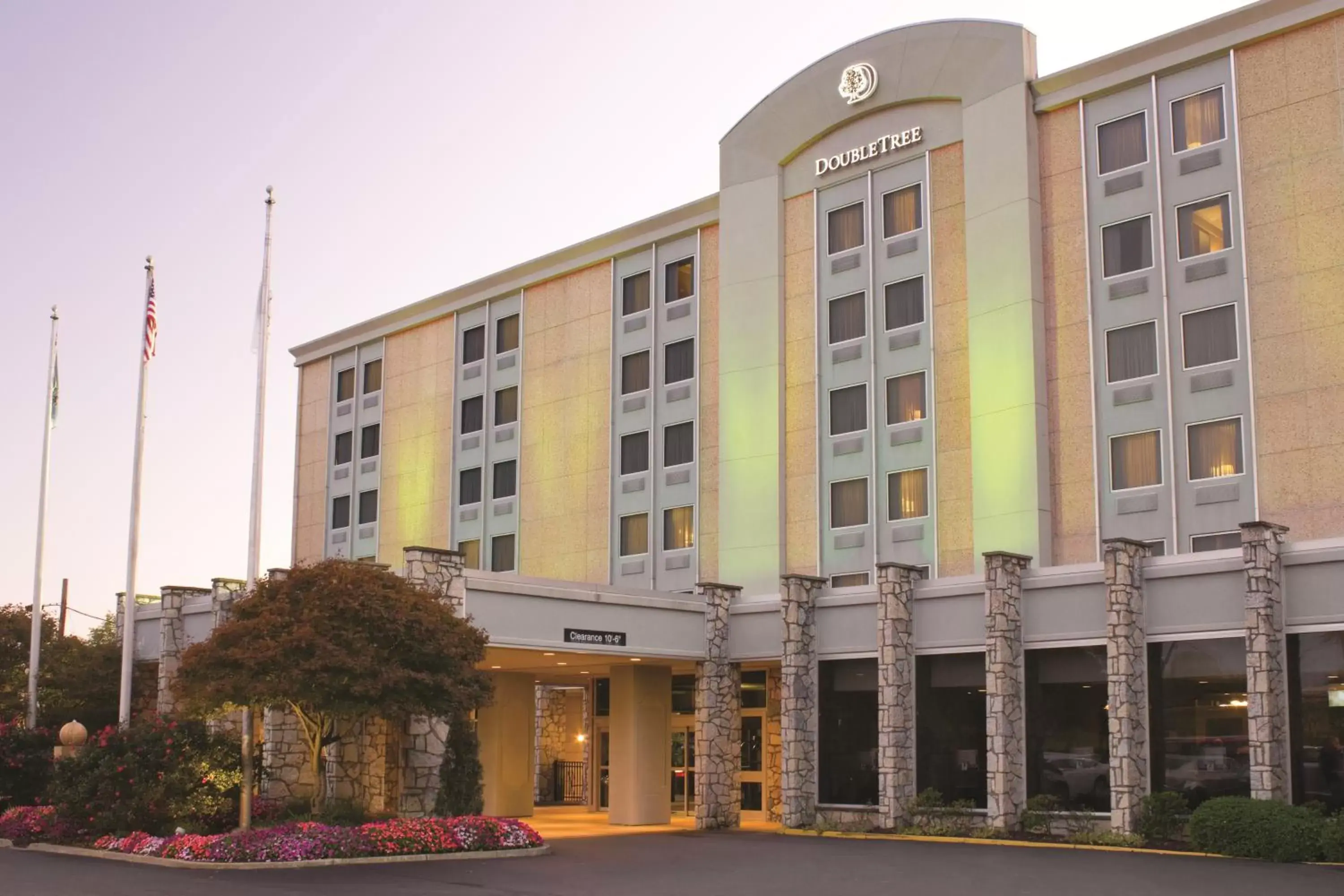 Facade/entrance in DoubleTree by Hilton Pittsburgh Airport
