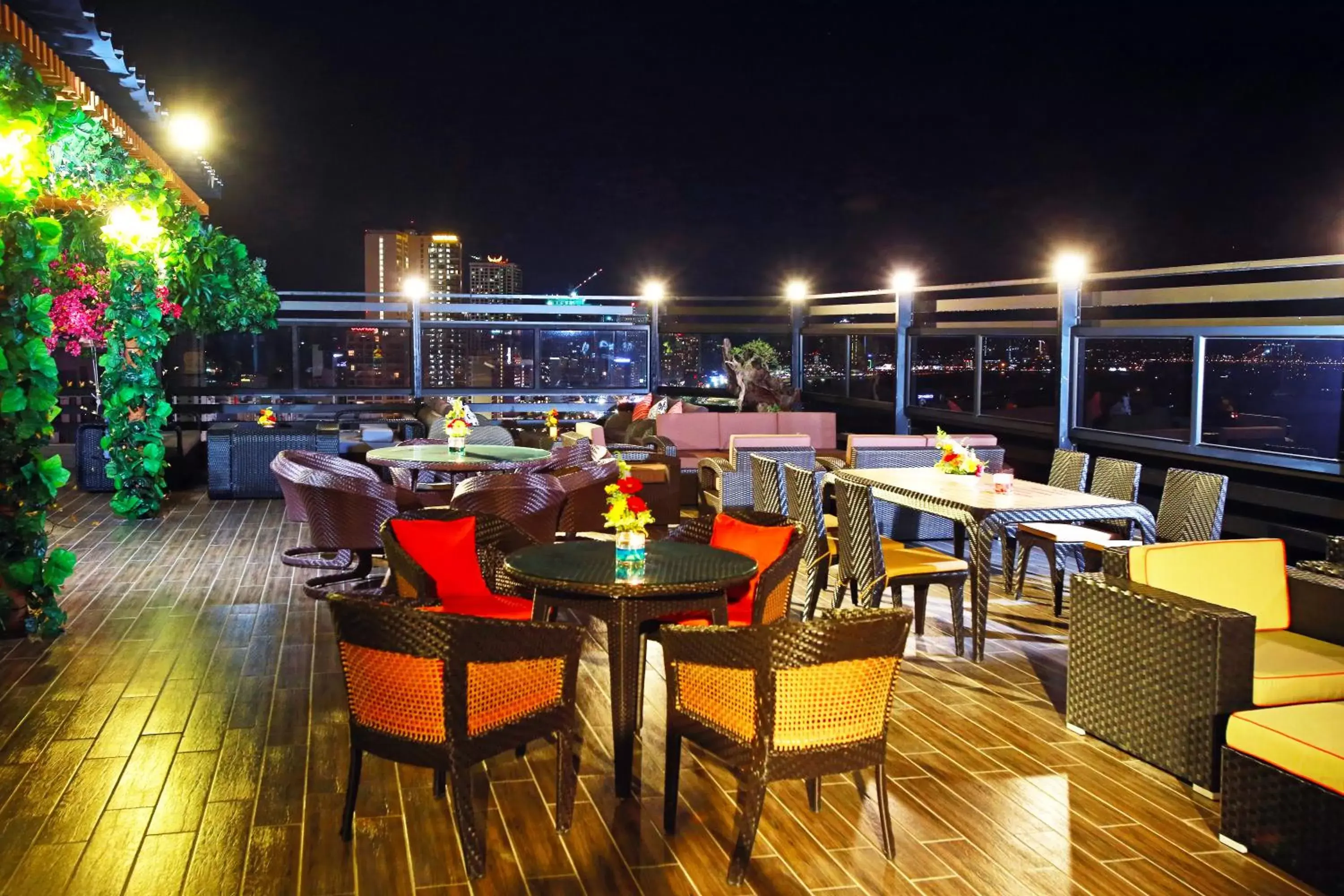 Lounge or bar, Restaurant/Places to Eat in Queen Ann Nha Trang Hotel