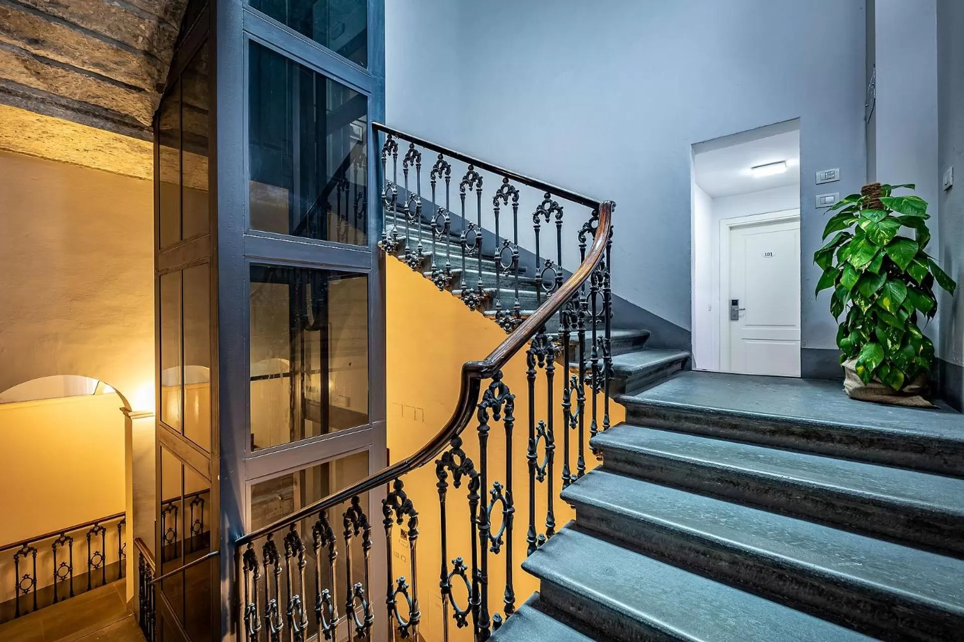 elevator in Martelli 6 Suite & Apartments