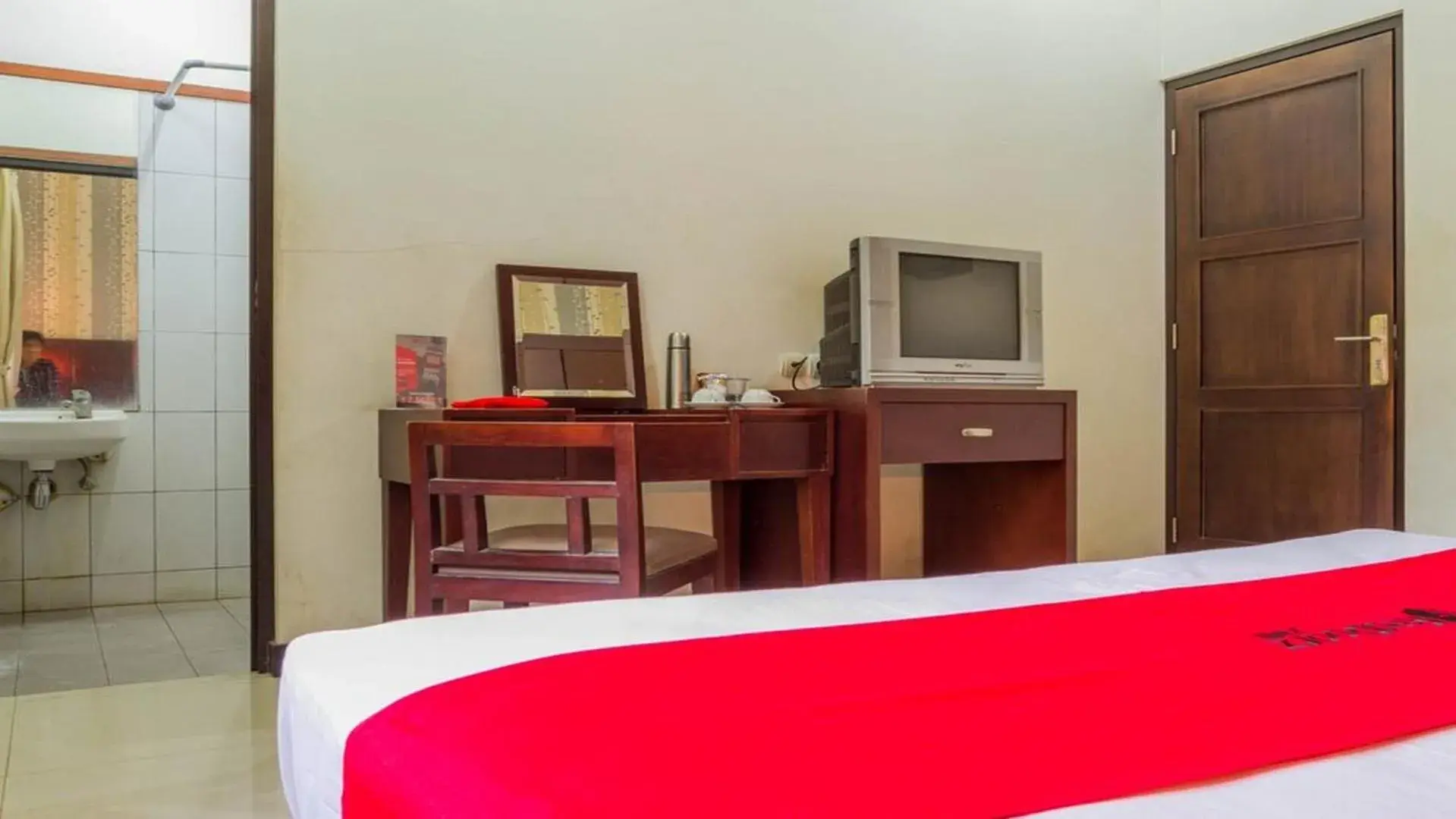 Bedroom, Bed in RedDoorz @ Cikutra 3