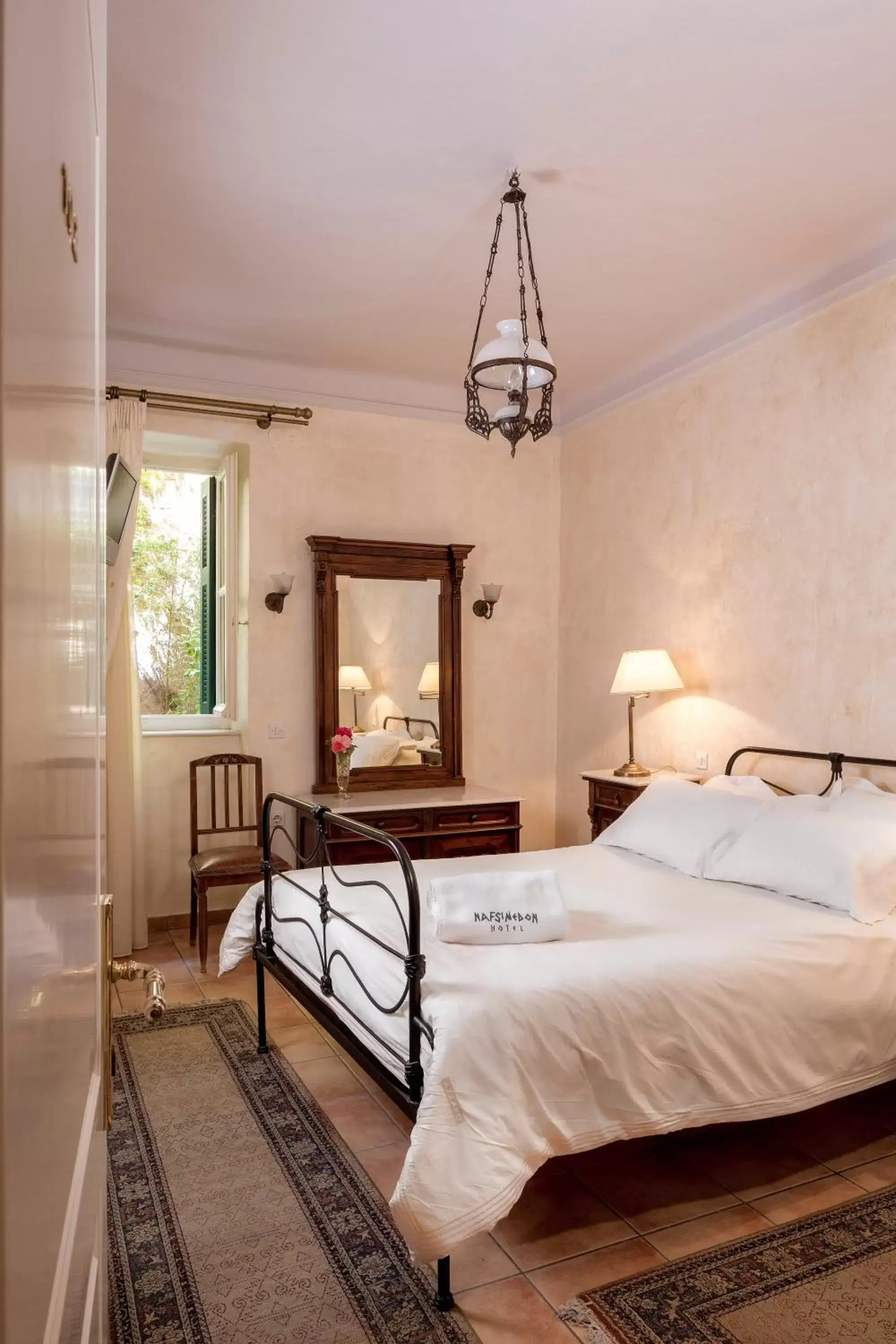 Bedroom, Bed in Nafsimedon Hotel