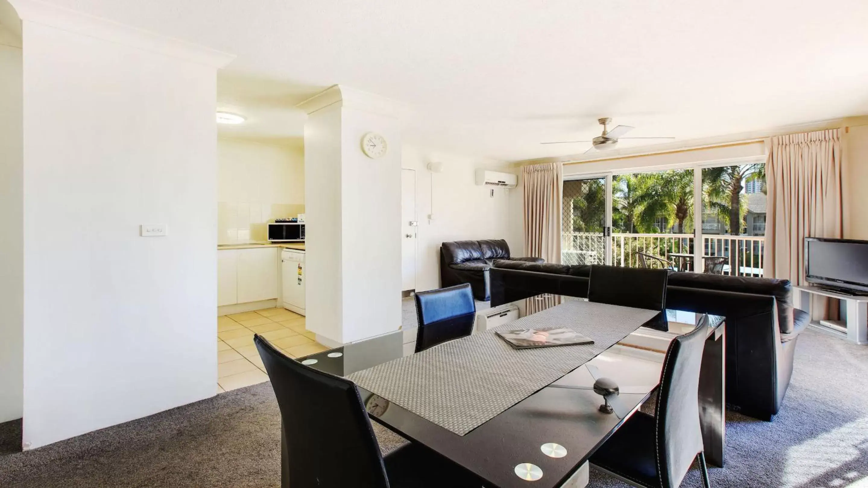 Dining Area in Mari Court Resort