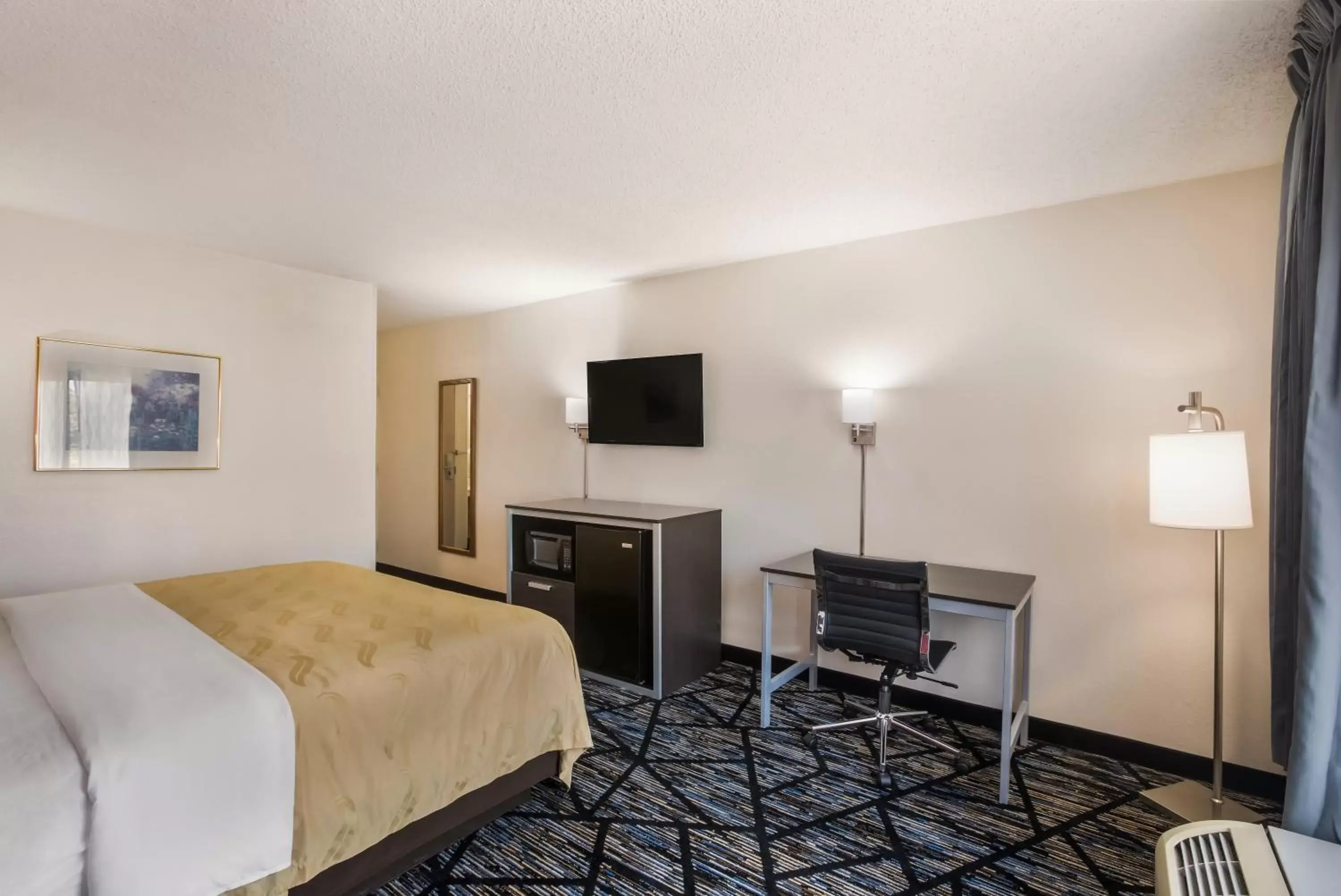 TV and multimedia, Bed in Quality Inn Northlake