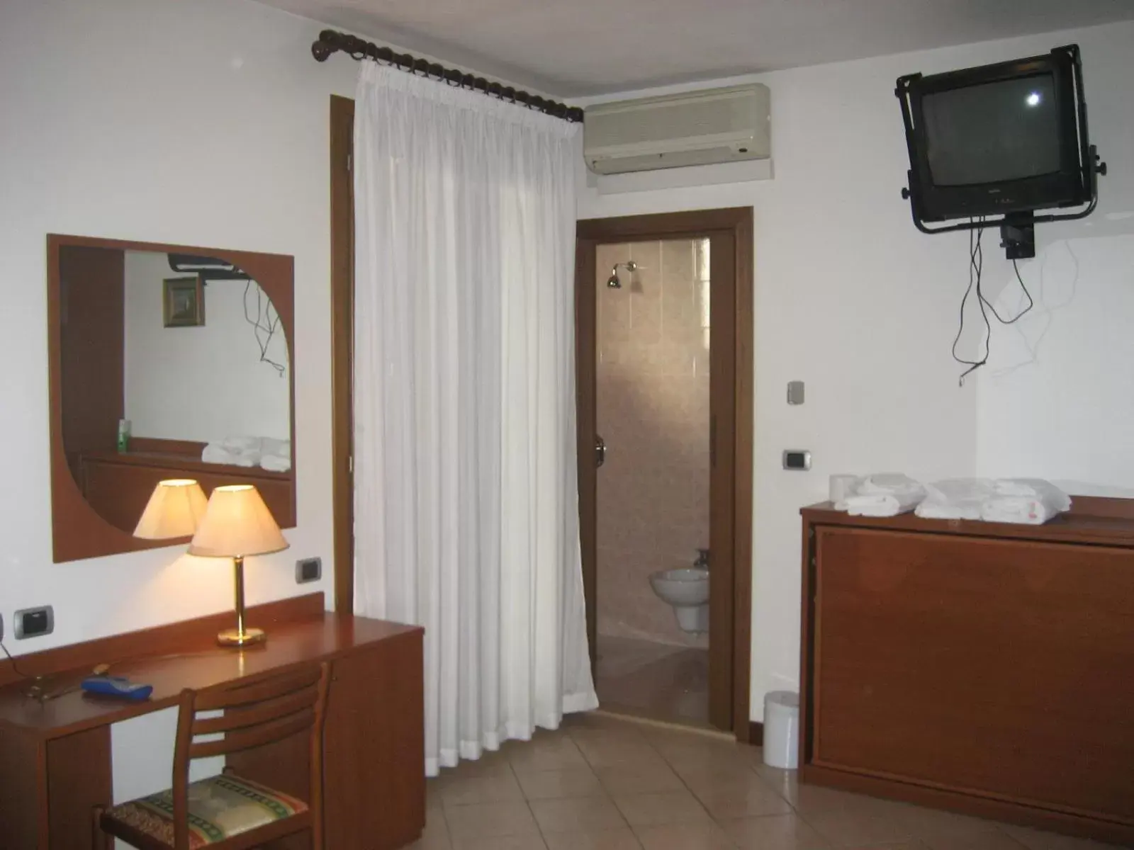 Bedroom, TV/Entertainment Center in Hotel Pizzeria Ristorante "Al Leone"