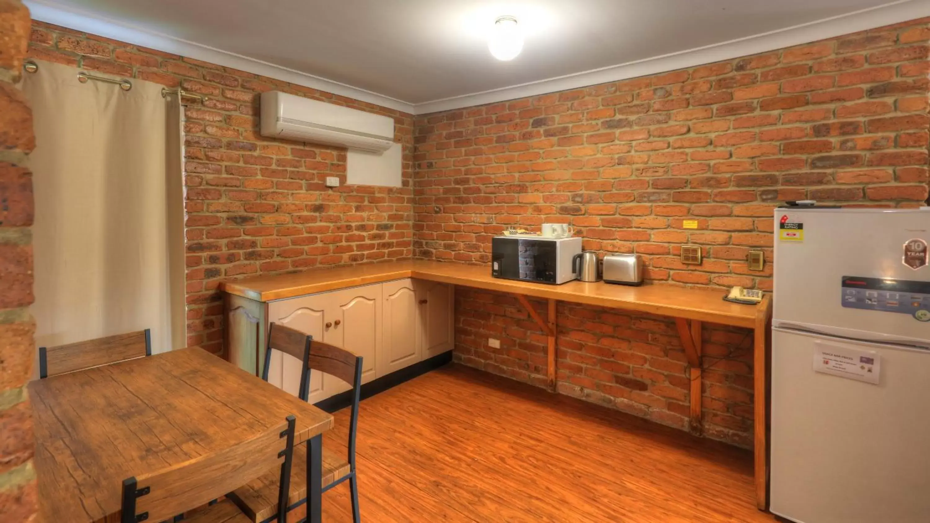 Kitchen/Kitchenette in Wondai Colonial Motel