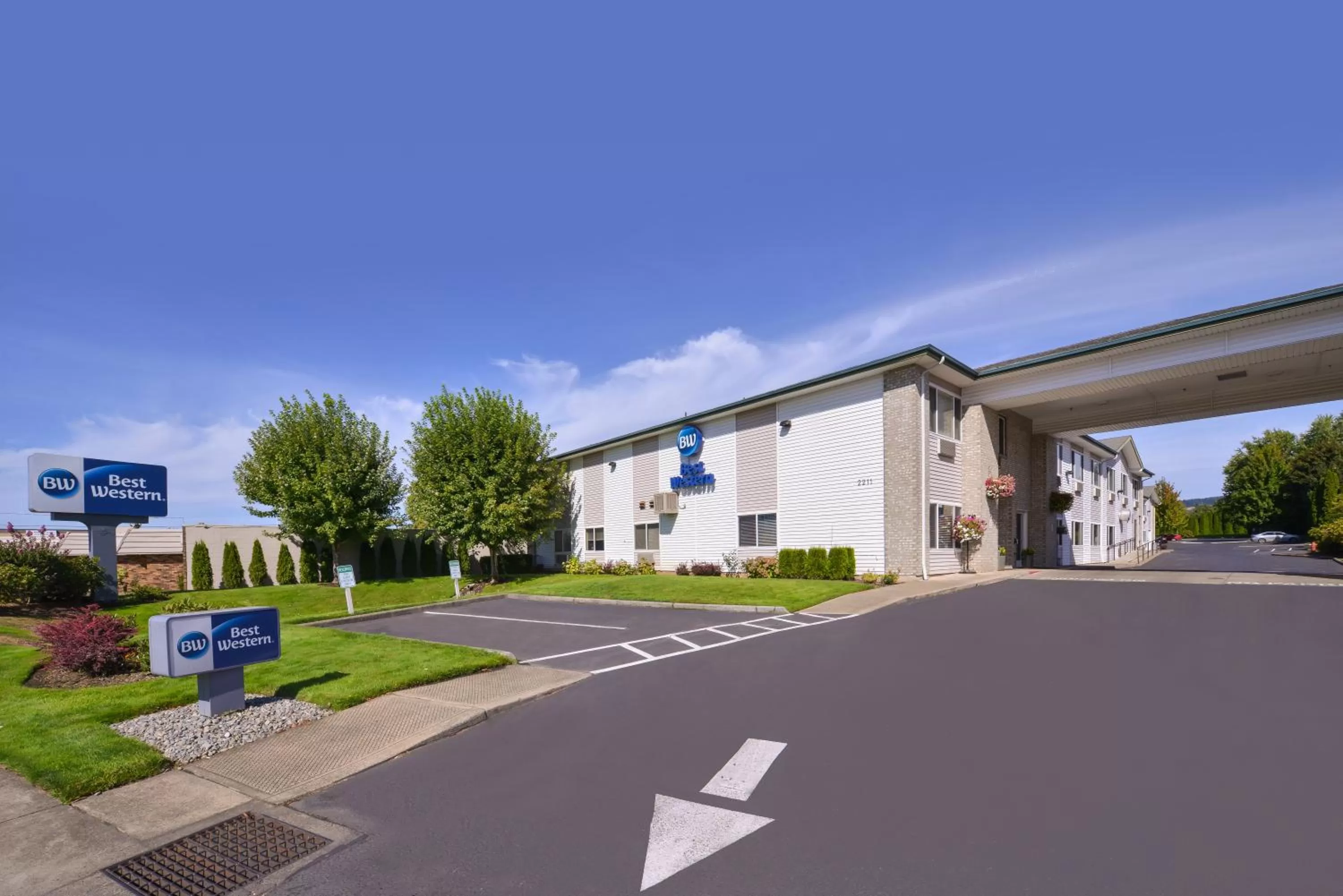 Property building in Best Western Newberg Inn