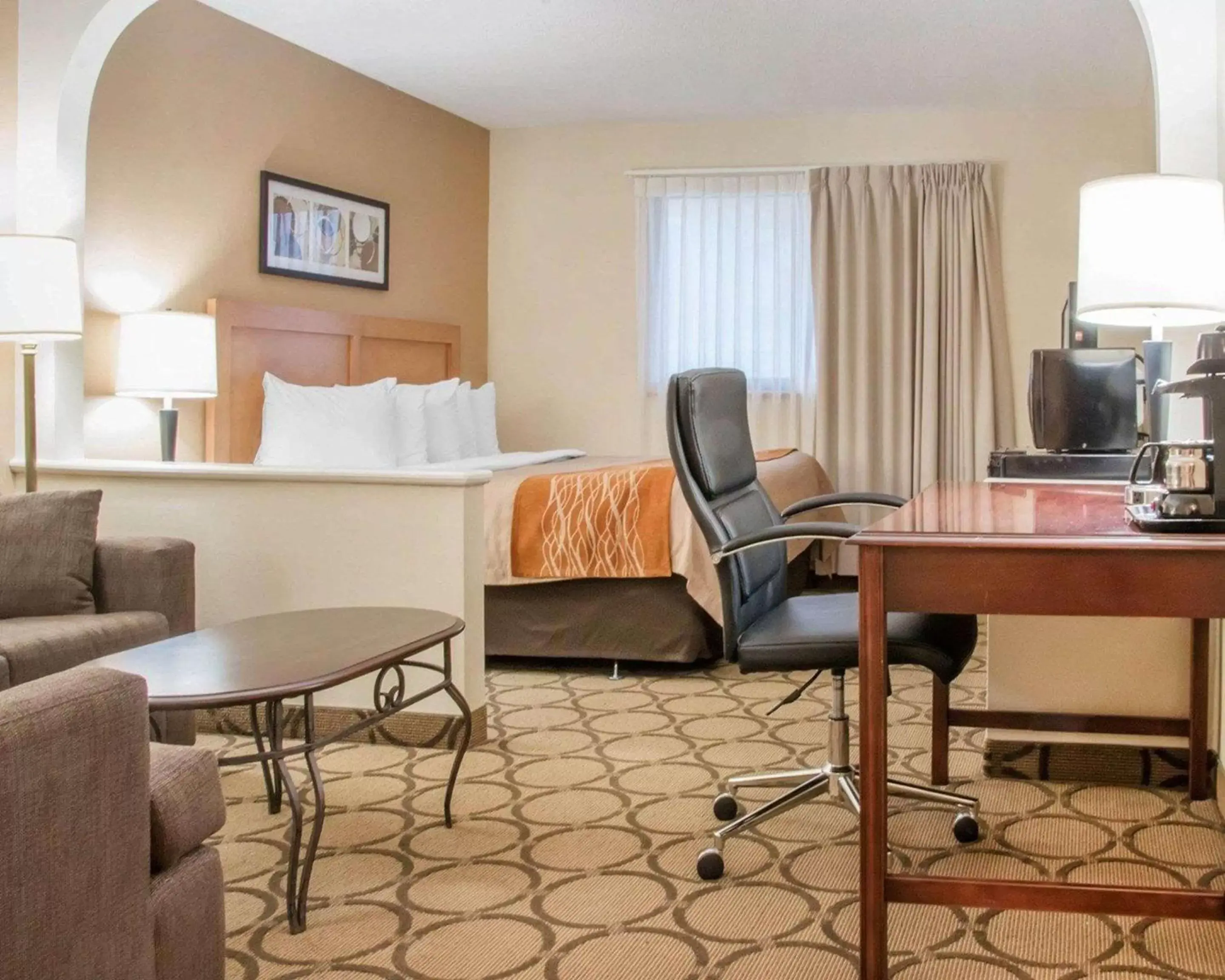 Photo of the whole room, Seating Area in Comfort Inn Winnipeg South