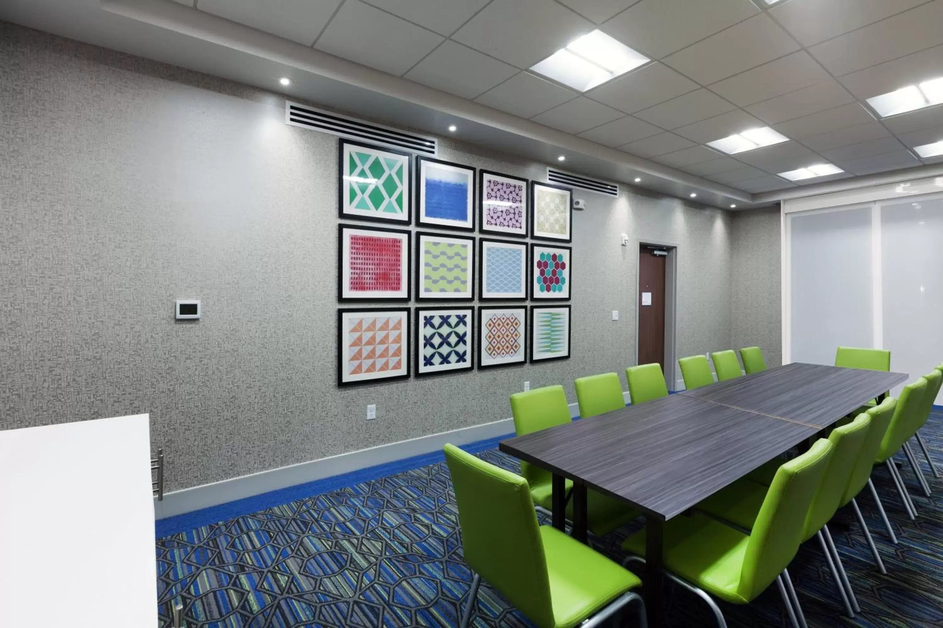 Meeting/conference room in Holiday Inn Express & Suites Tulsa South - Woodland Hills, an IHG Hotel