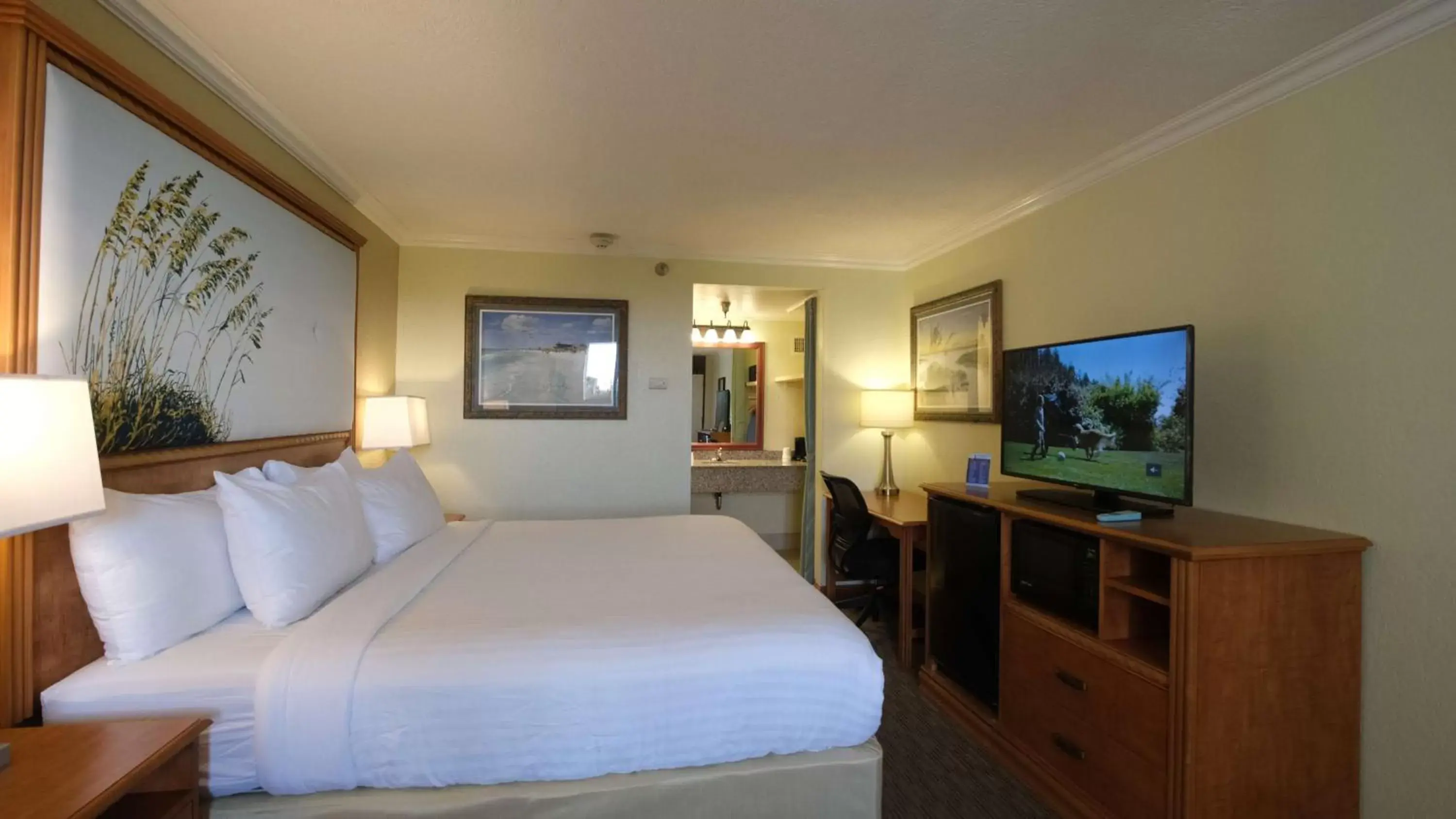 Photo of the whole room, Room Photo in Best Western Plus Siesta Key Gateway