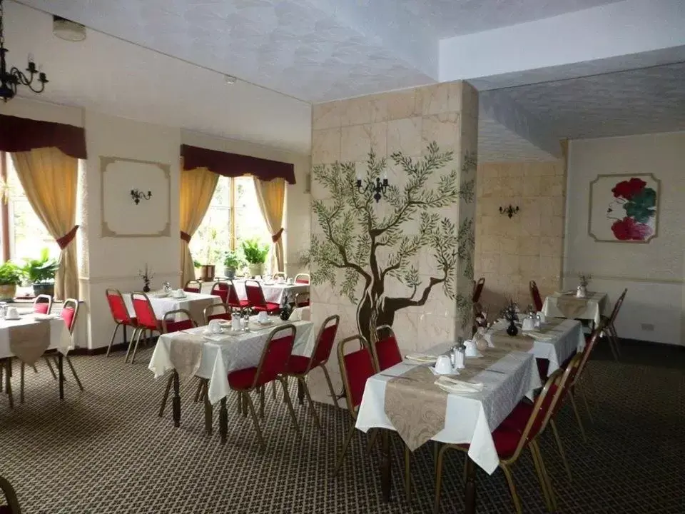 Restaurant/Places to Eat in Woodlands Hotel