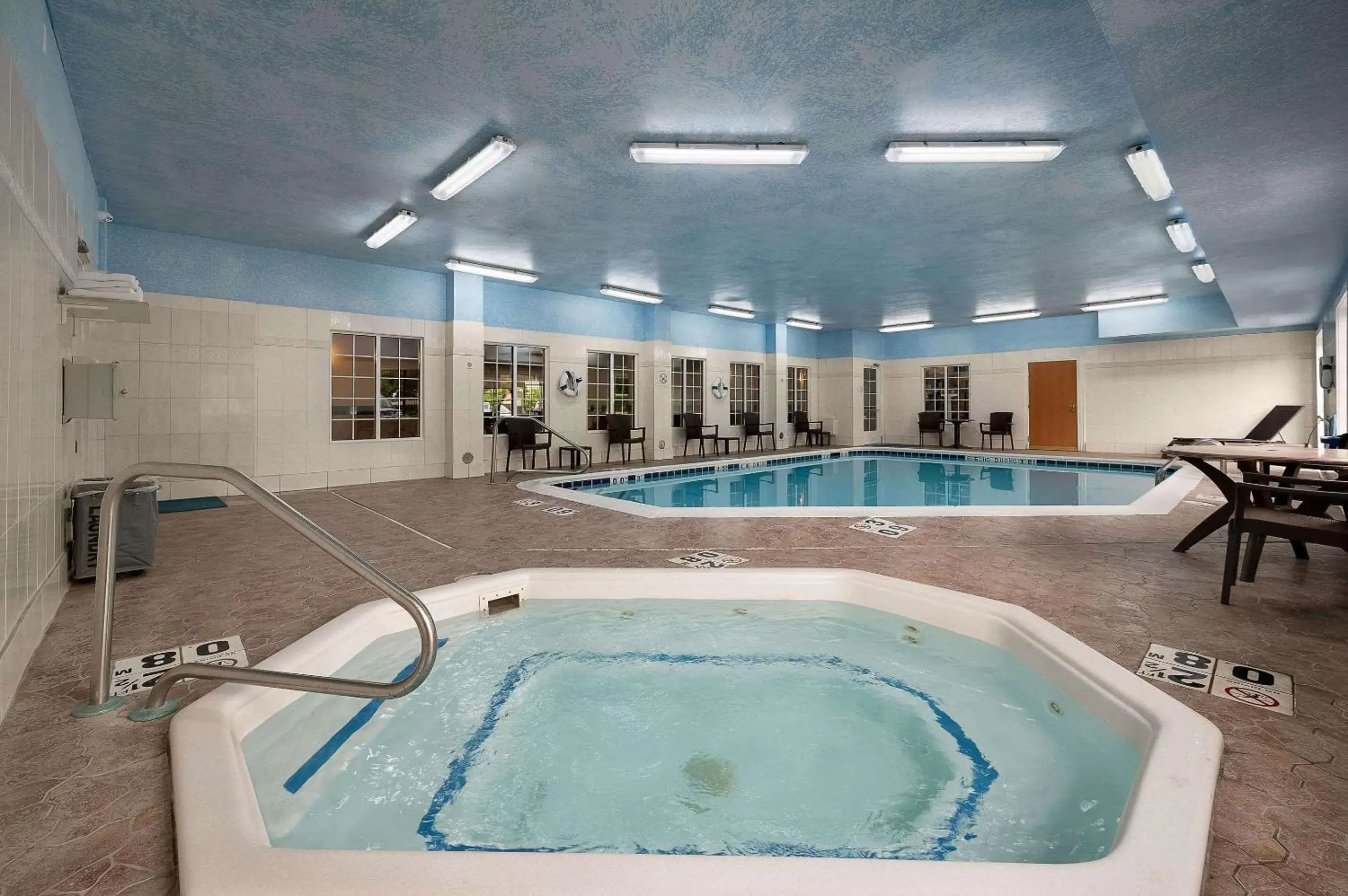 Swimming Pool in Comfort Inn & Suites Fenton