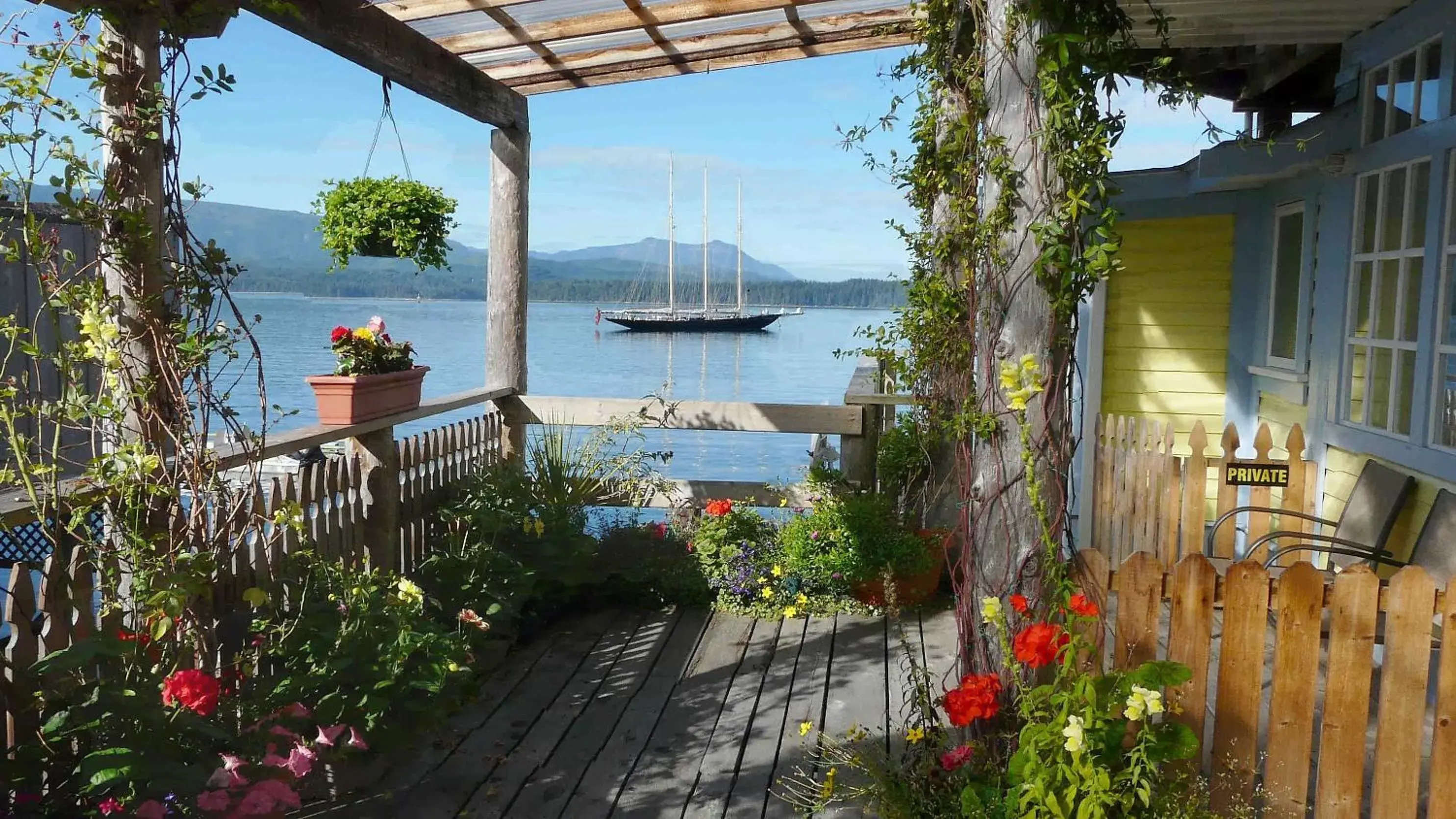 Garden view in Seine Boat Inn