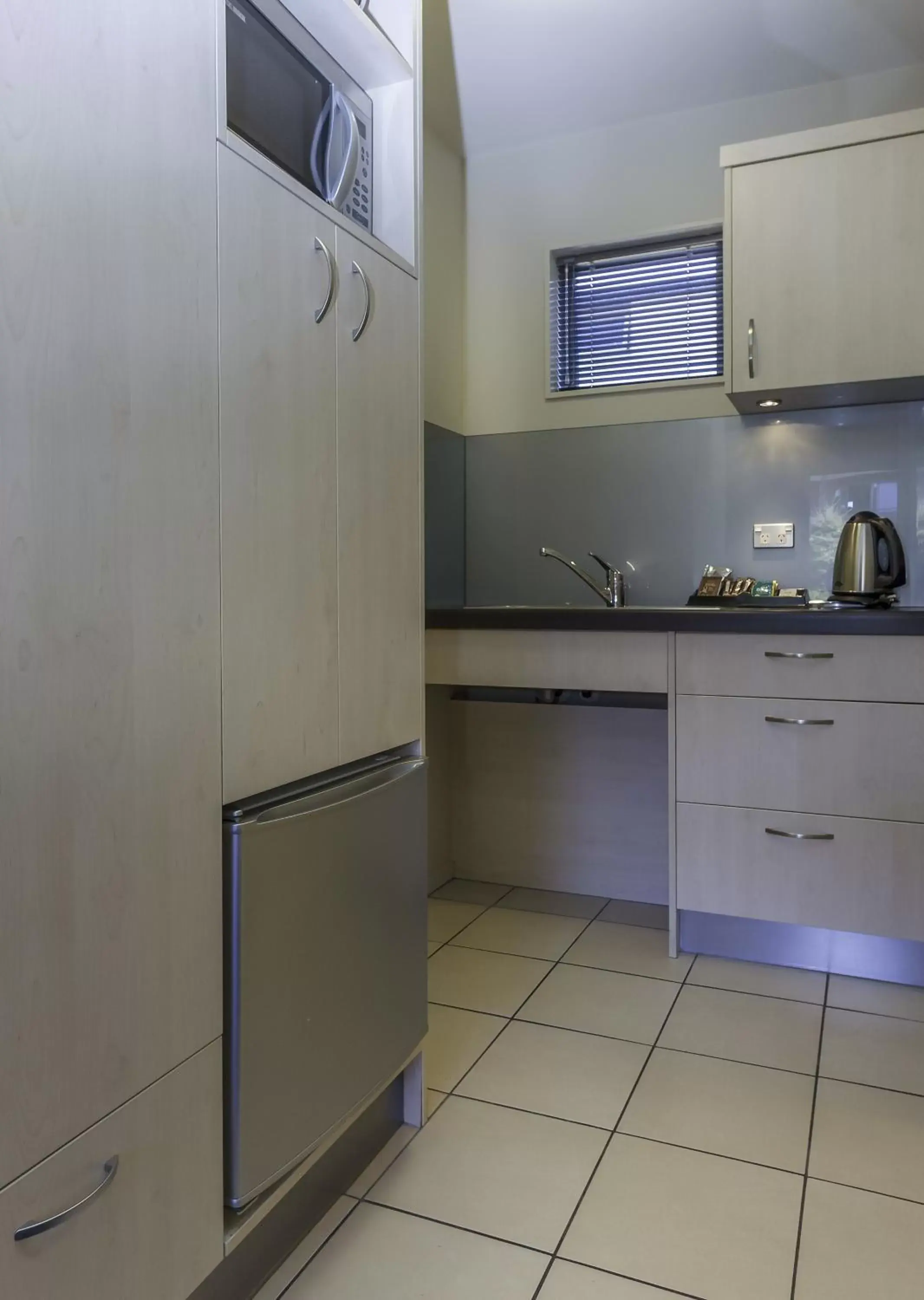 Kitchen or kitchenette, Kitchen/Kitchenette in 166 Majestic Court Motel