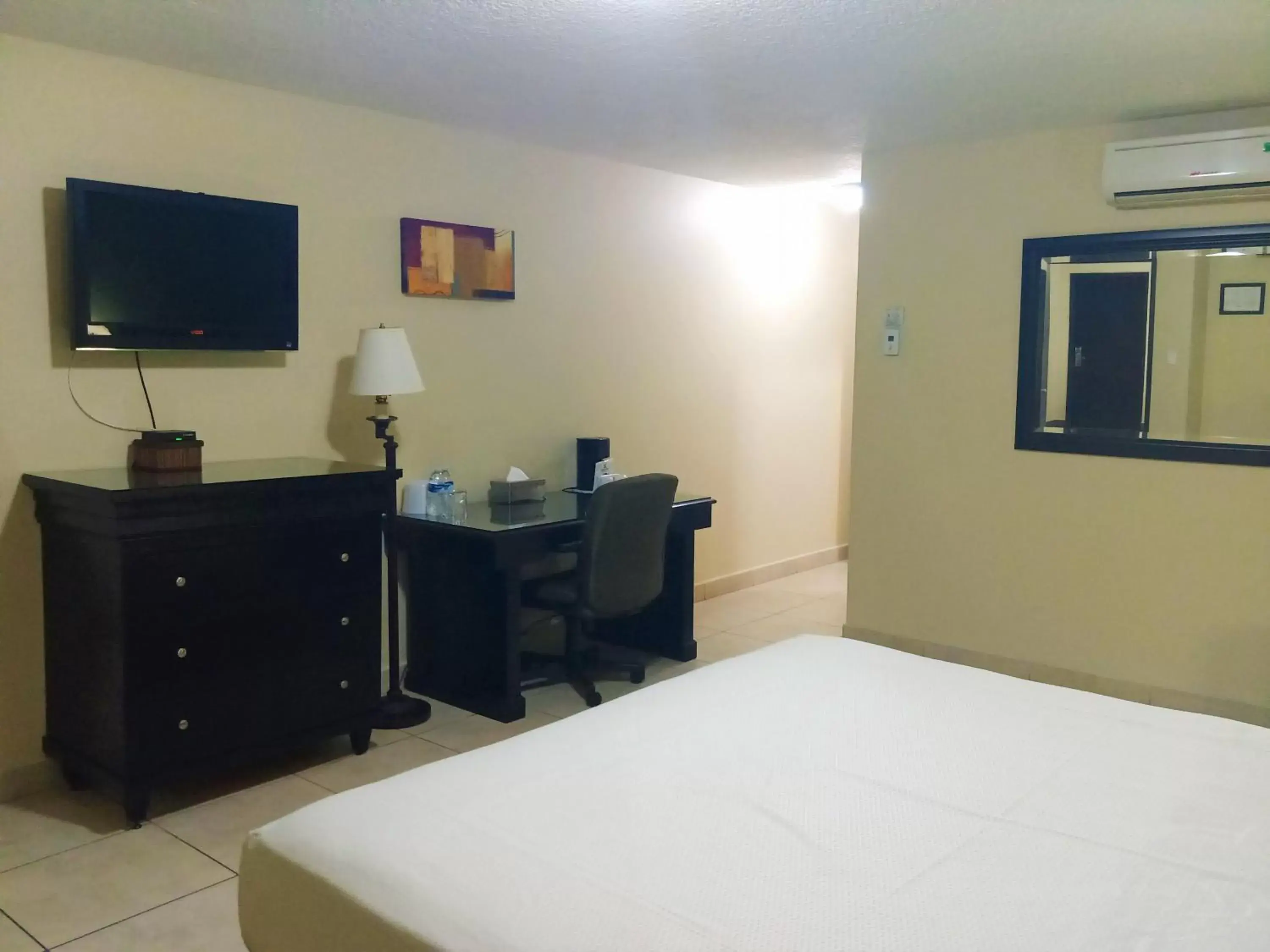 Bed, TV/Entertainment Center in Baja Inn Hoteles Ensenada