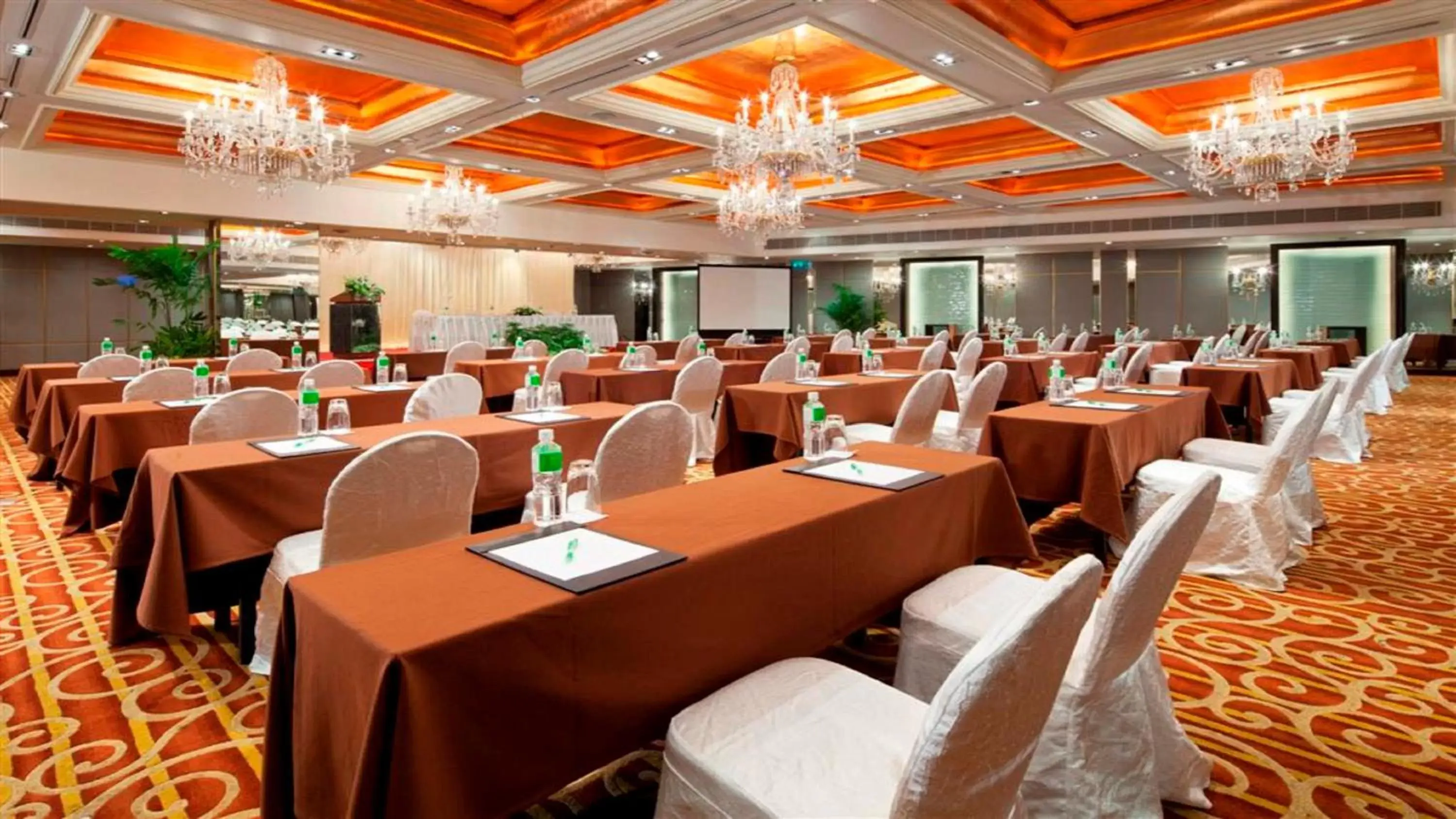 Meeting/conference room, Restaurant/Places to Eat in Holiday Inn Bangkok Silom, an IHG Hotel