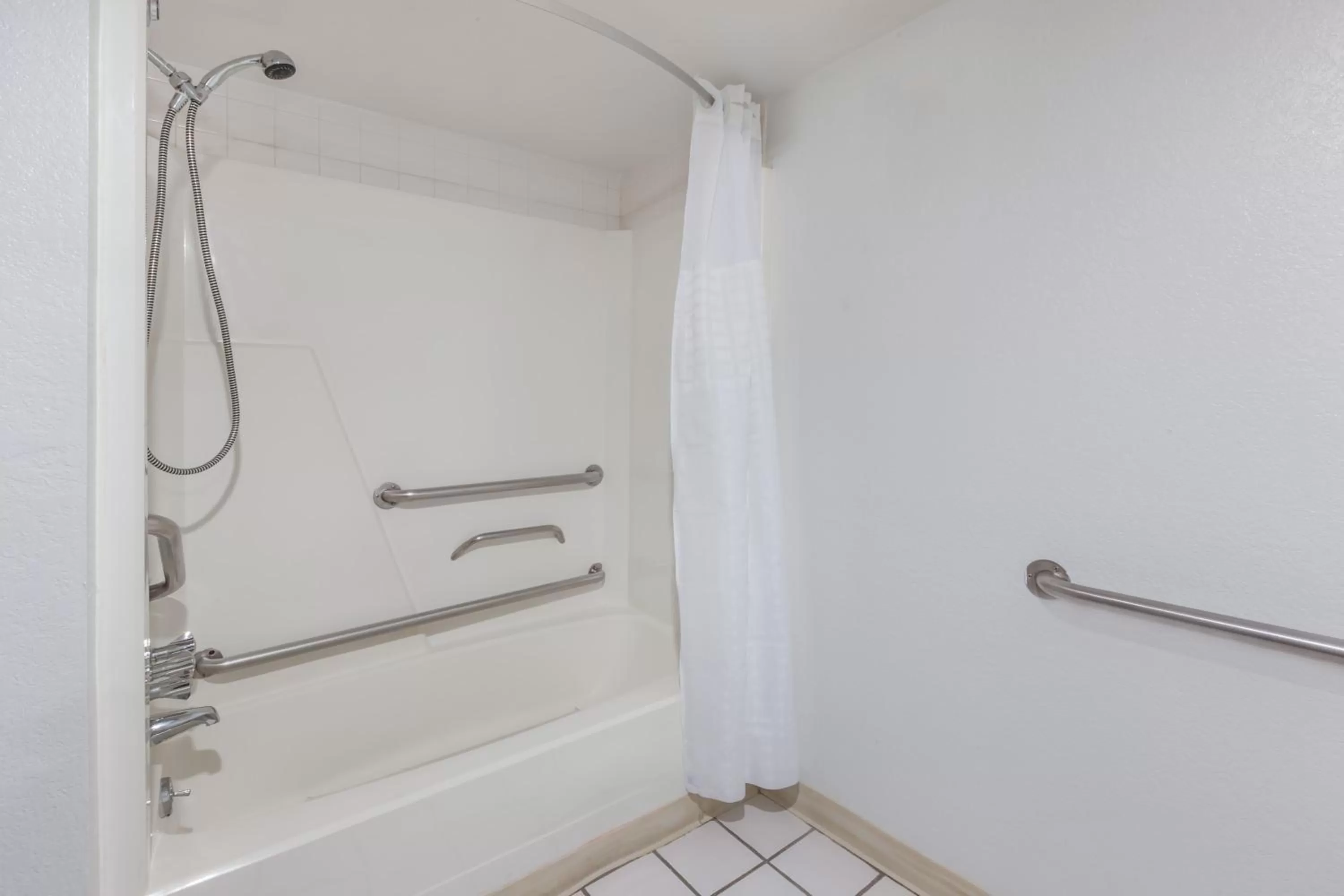 Queen Room - Disability Access - Non-Smoking in Days Inn by Wyndham Holland