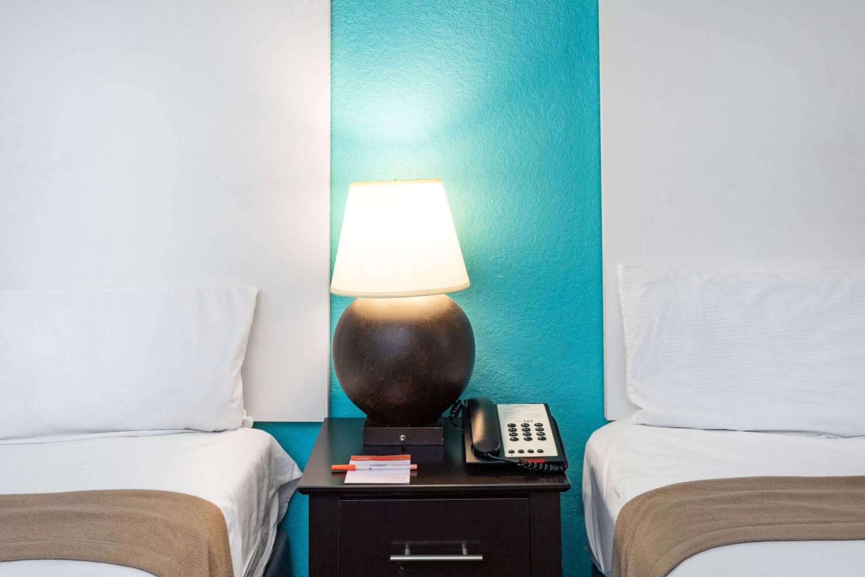 Photo of the whole room, Bed in Howard Johnson by Wyndham Houston Hobby Airport