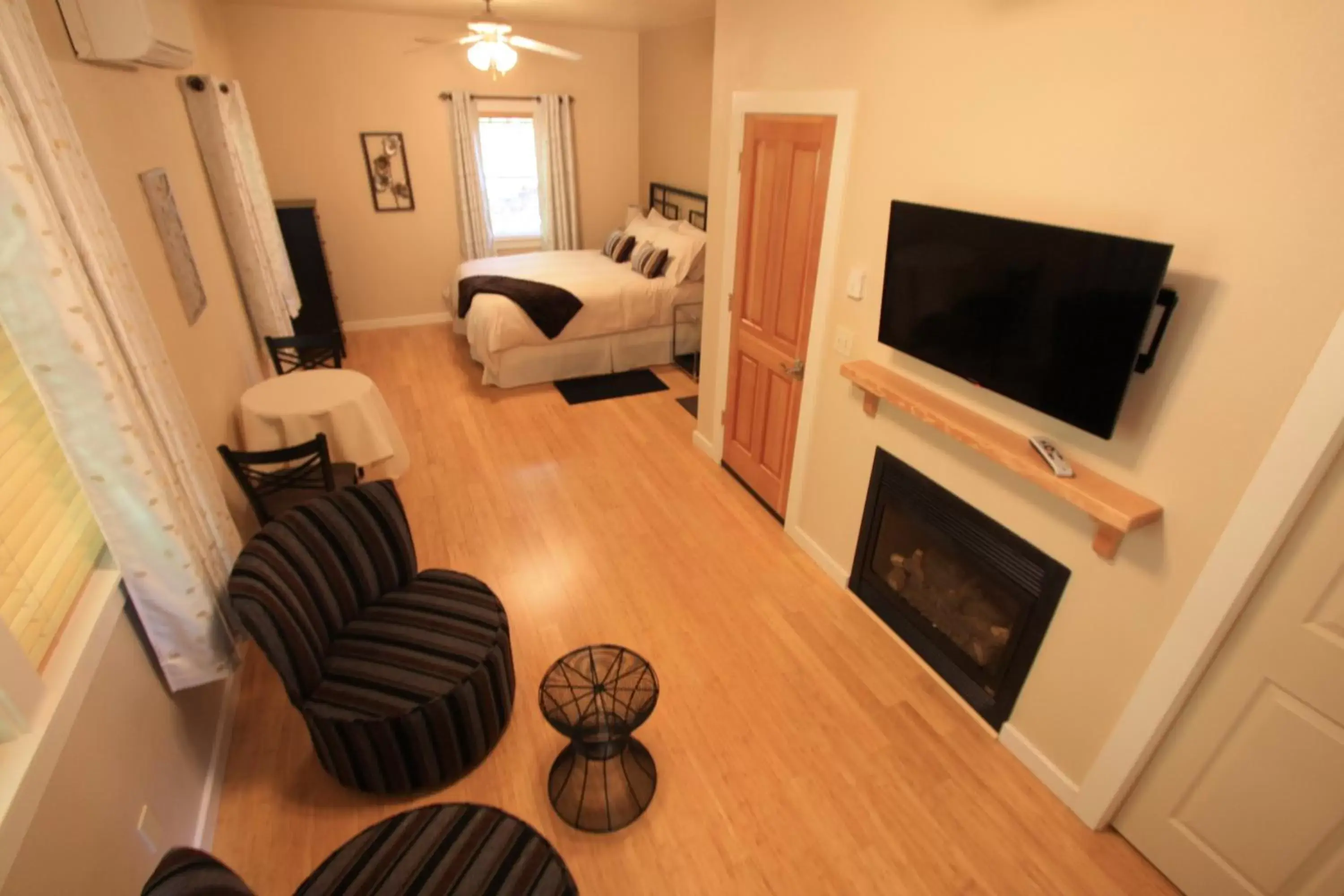 Photo of the whole room, TV/Entertainment Center in The Inn at Shasta Lake