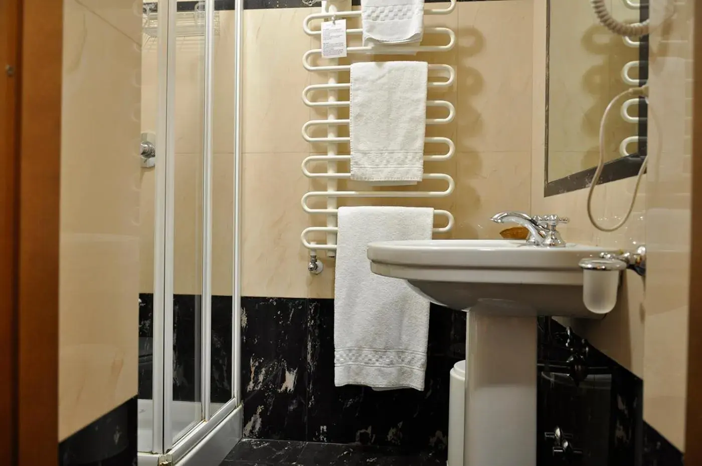 Bathroom in Hotel San Guido