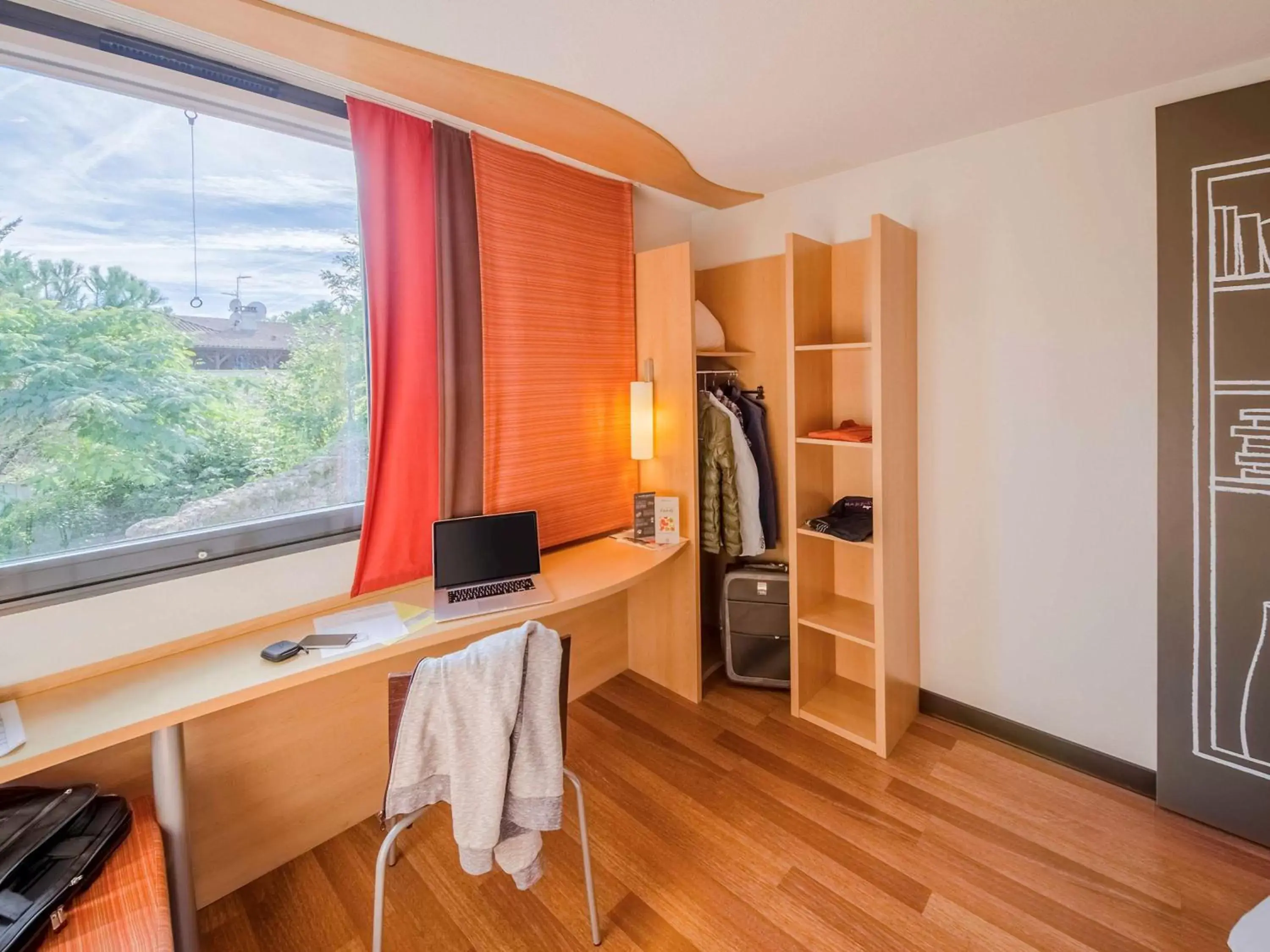 Photo of the whole room, TV/Entertainment Center in Ibis Sarlat Centre