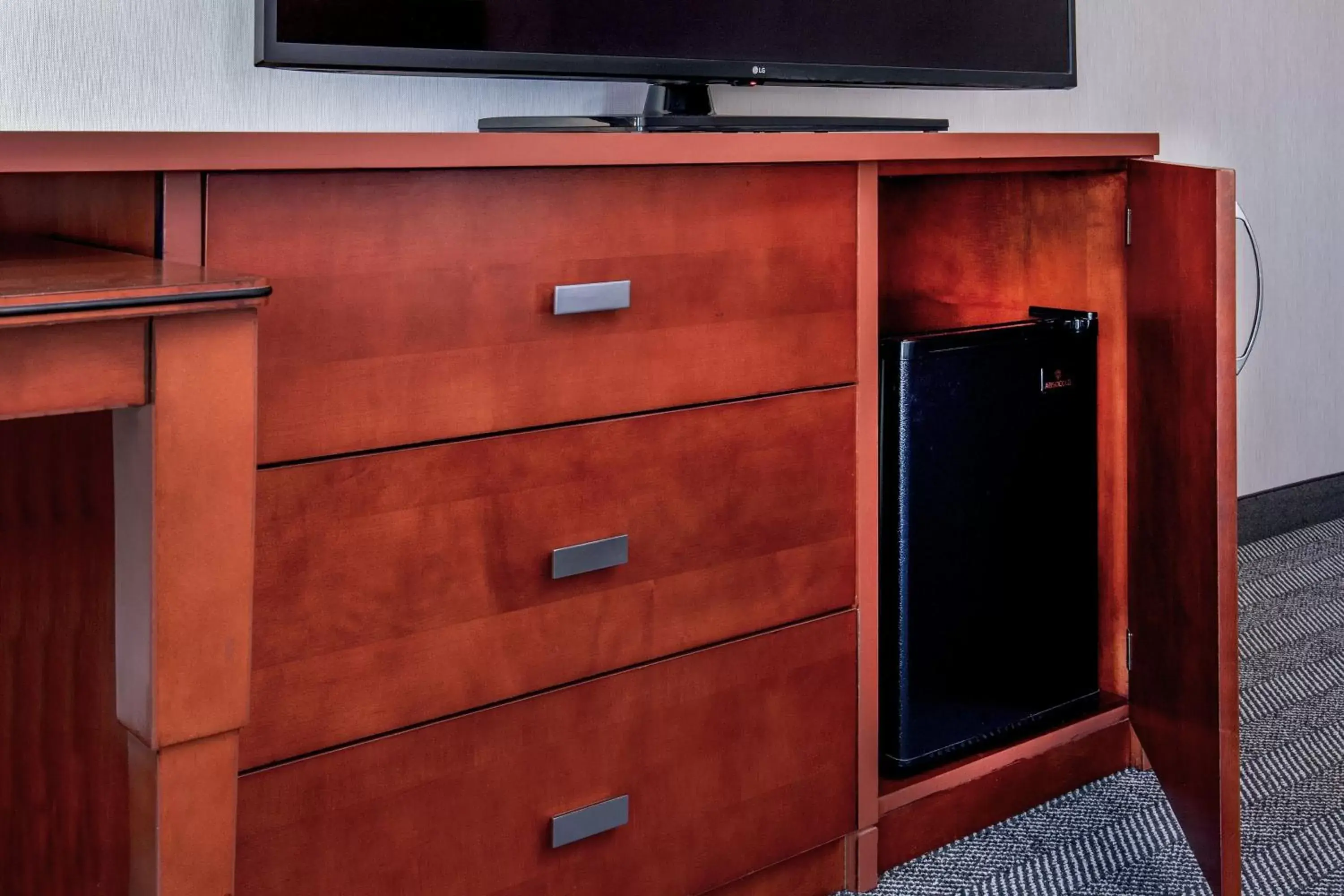 Photo of the whole room, TV/Entertainment Center in Courtyard by Marriott Boston Andover