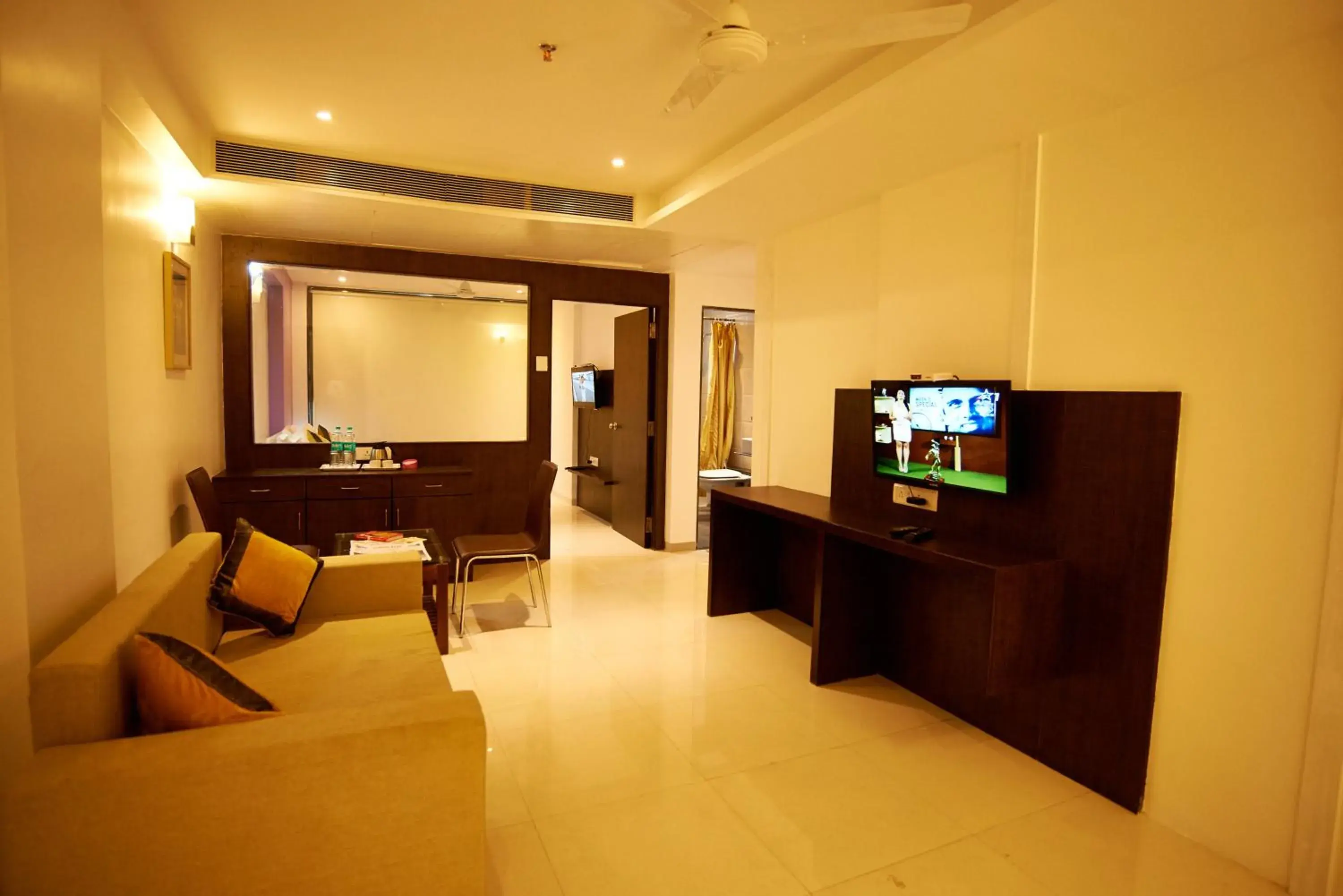 Living room, TV/Entertainment Center in Hotel Golden View
