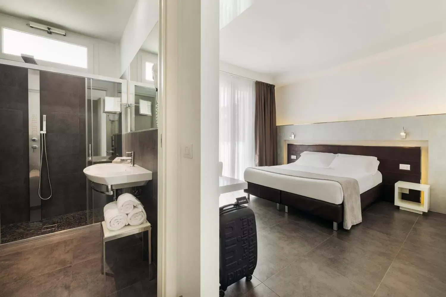 Photo of the whole room, Bathroom in Baldinini Hotel