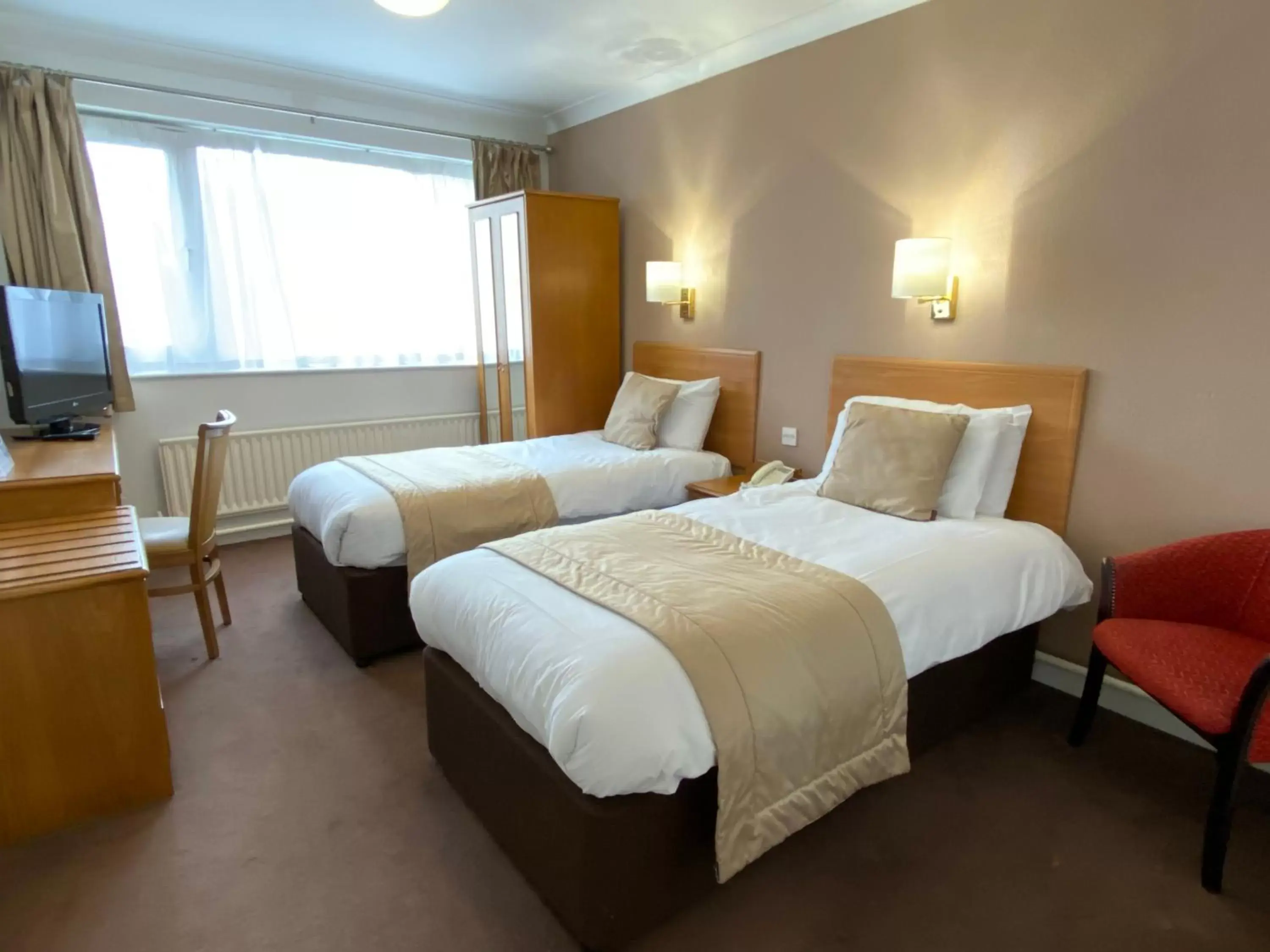 Photo of the whole room, Bed in Birmingham Great Barr Hotel