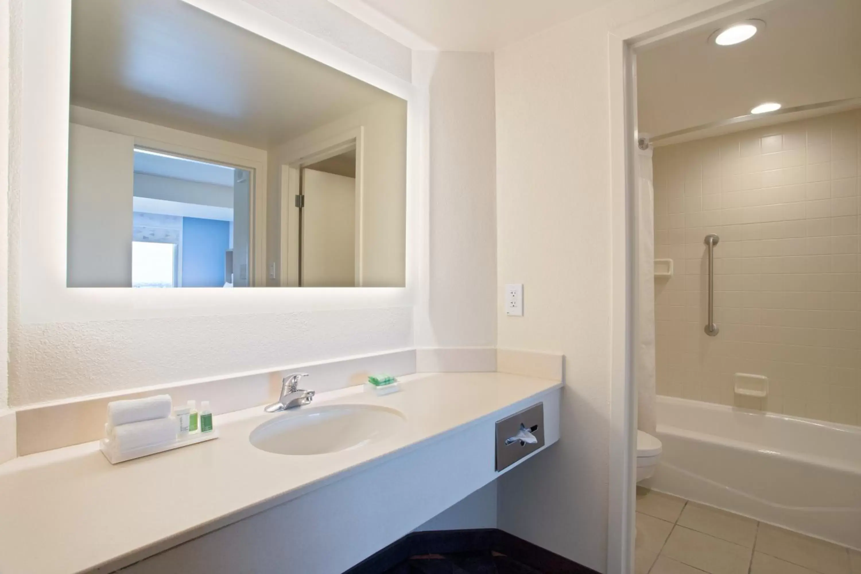 Photo of the whole room, Bathroom in Holiday Inn & Suites Across From Universal Orlando, an IHG Hotel