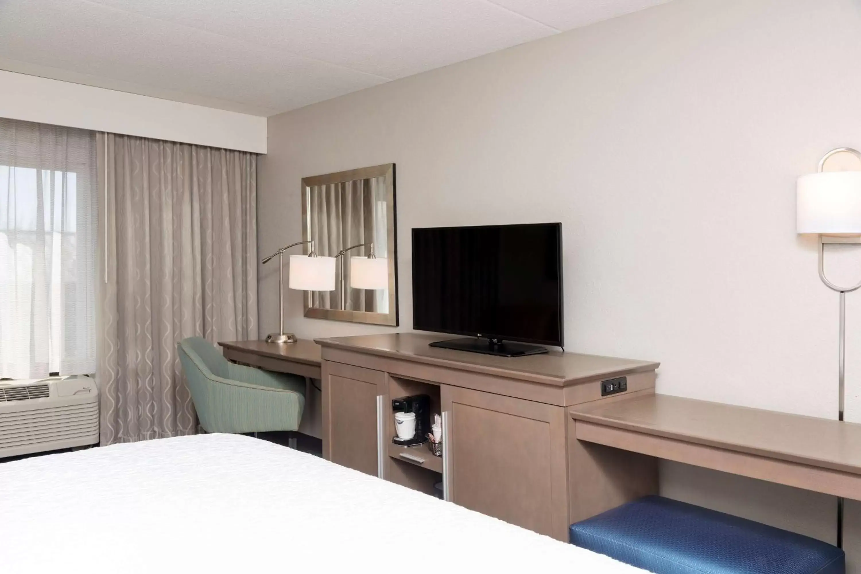 Bed, TV/Entertainment Center in Hampton Inn Bloomington