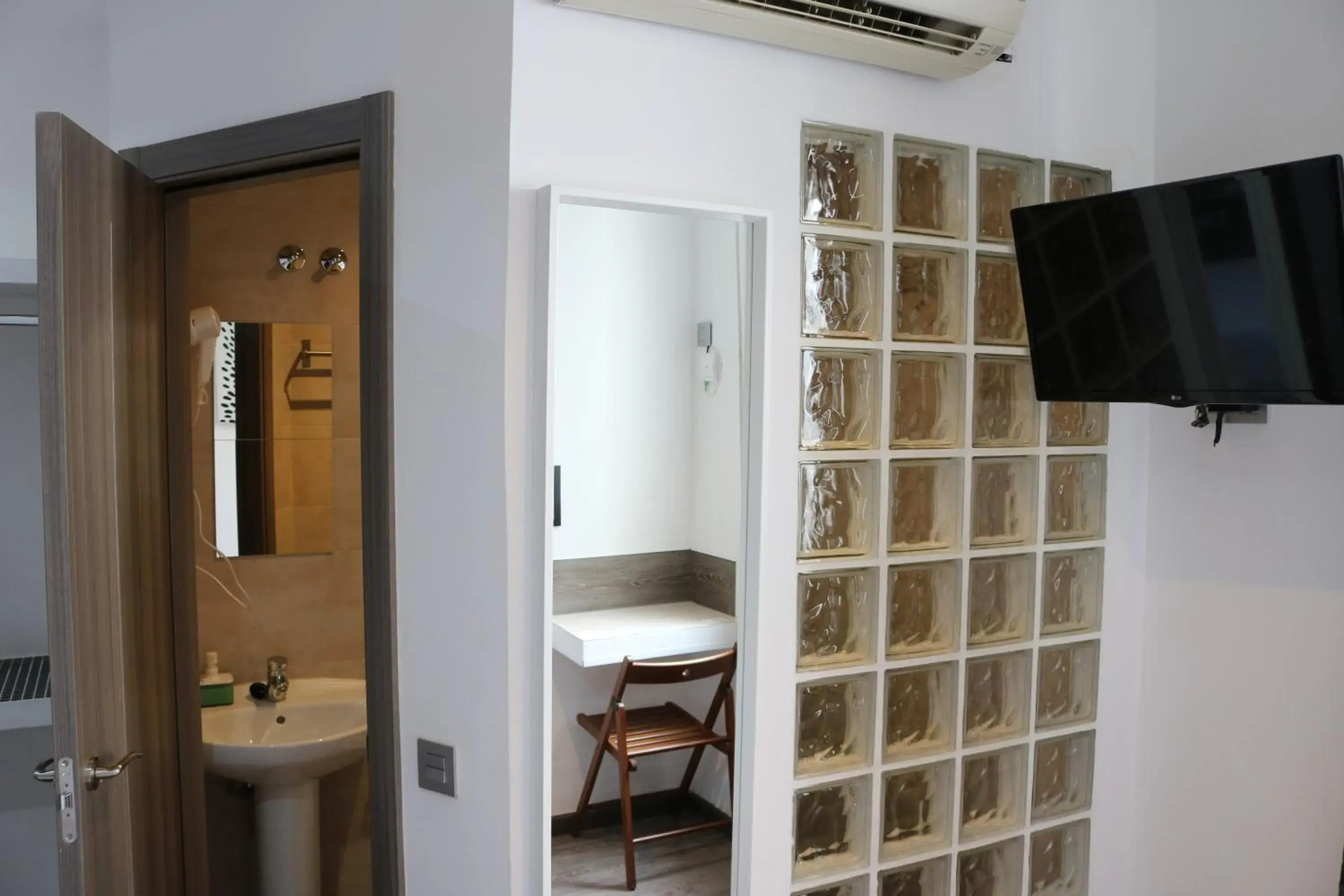 TV and multimedia, Bathroom in Hostal Abril Madrid