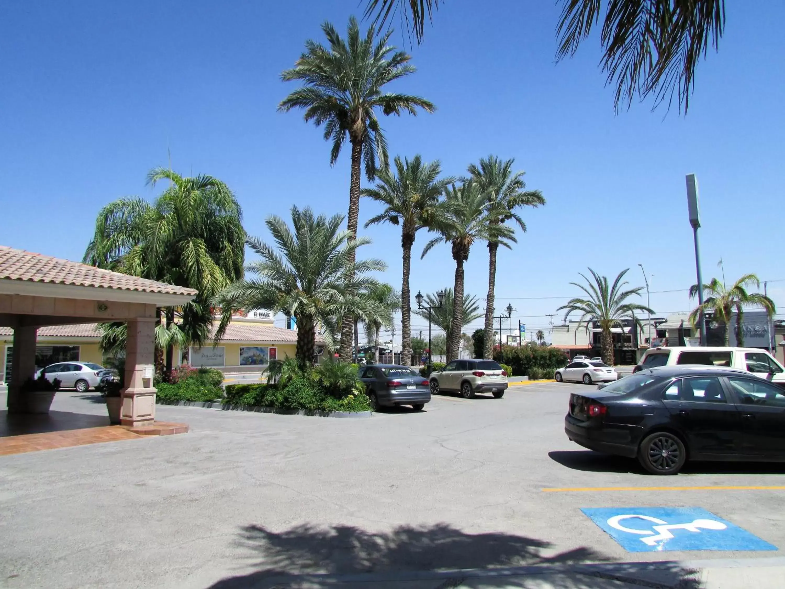 Parking, Property Building in Best Western Hotel Posada Del Rio Express