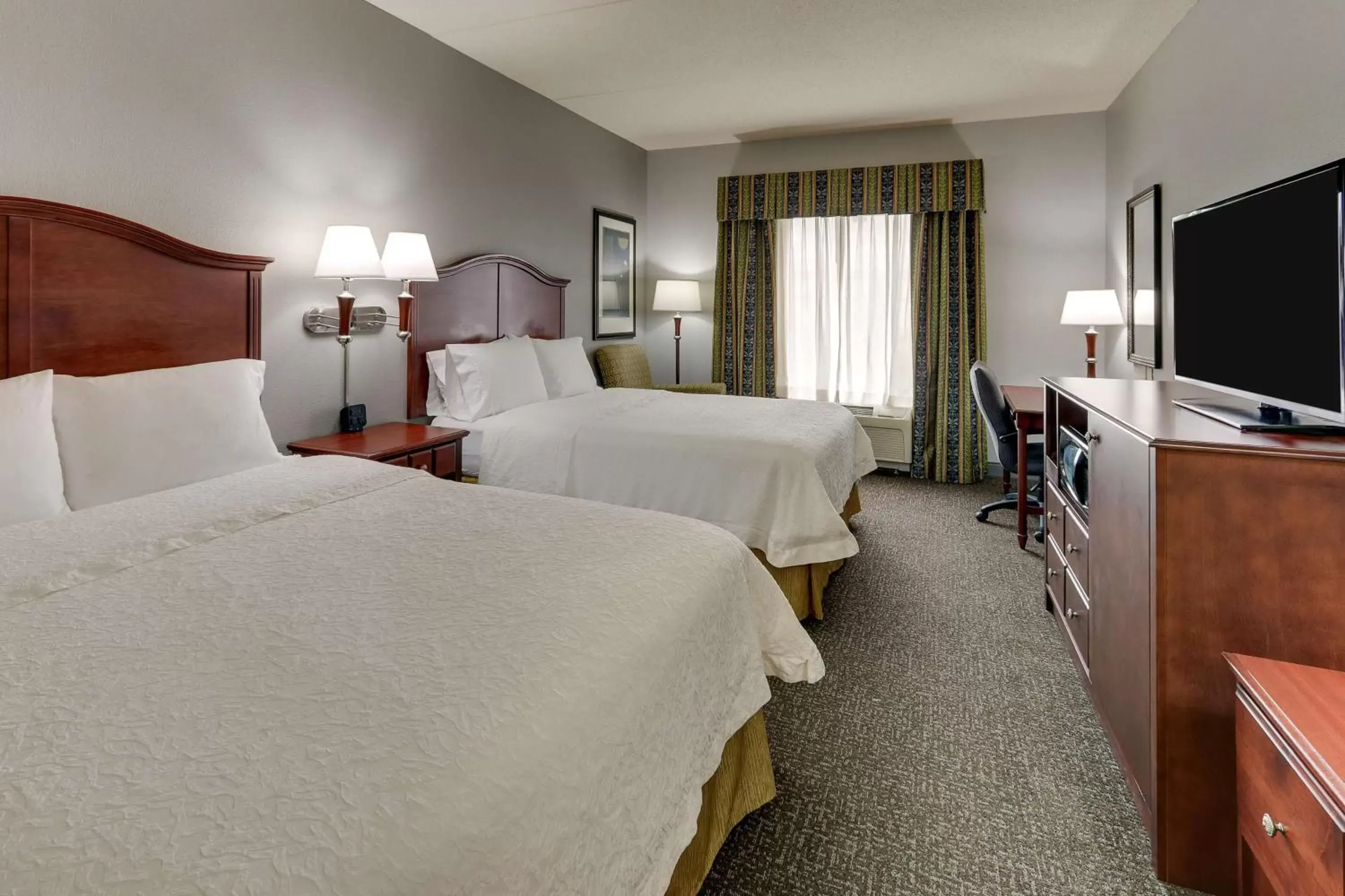 Bedroom in Hampton Inn & Suites Indianapolis-Airport