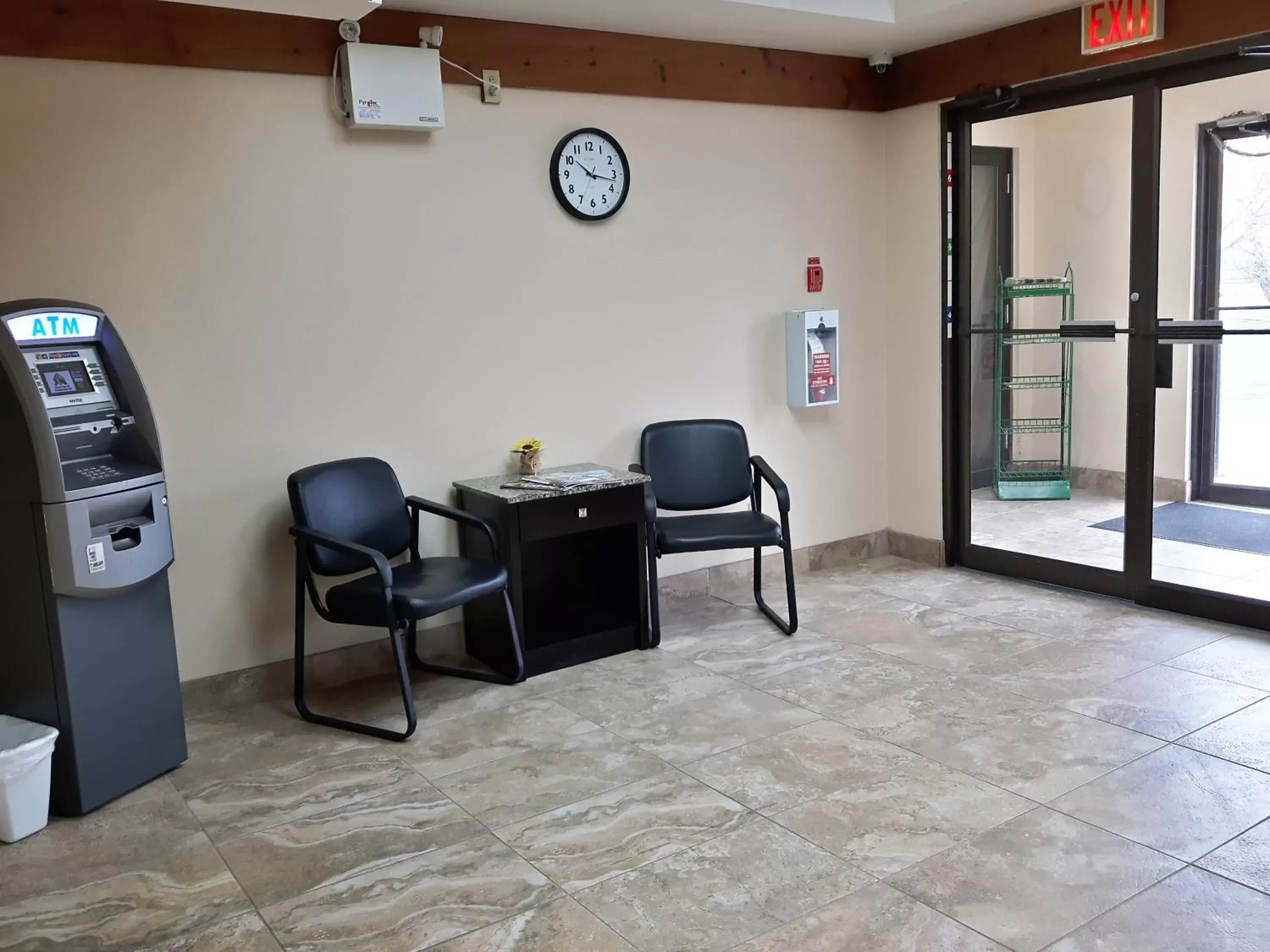 Lobby or reception, Seating Area in Lacombe Motor Inn