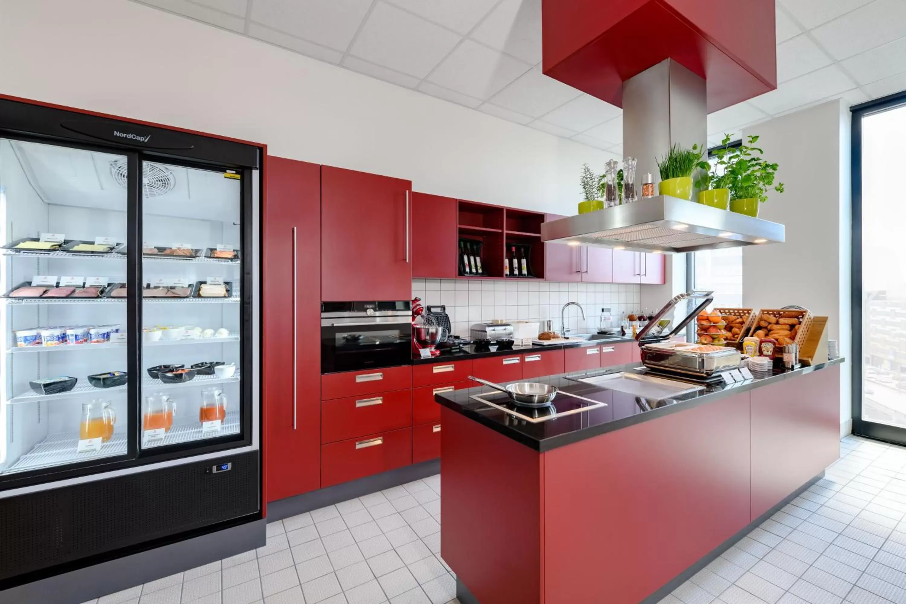 Communal kitchen, Kitchen/Kitchenette in Aparthotel Adagio Bremen City