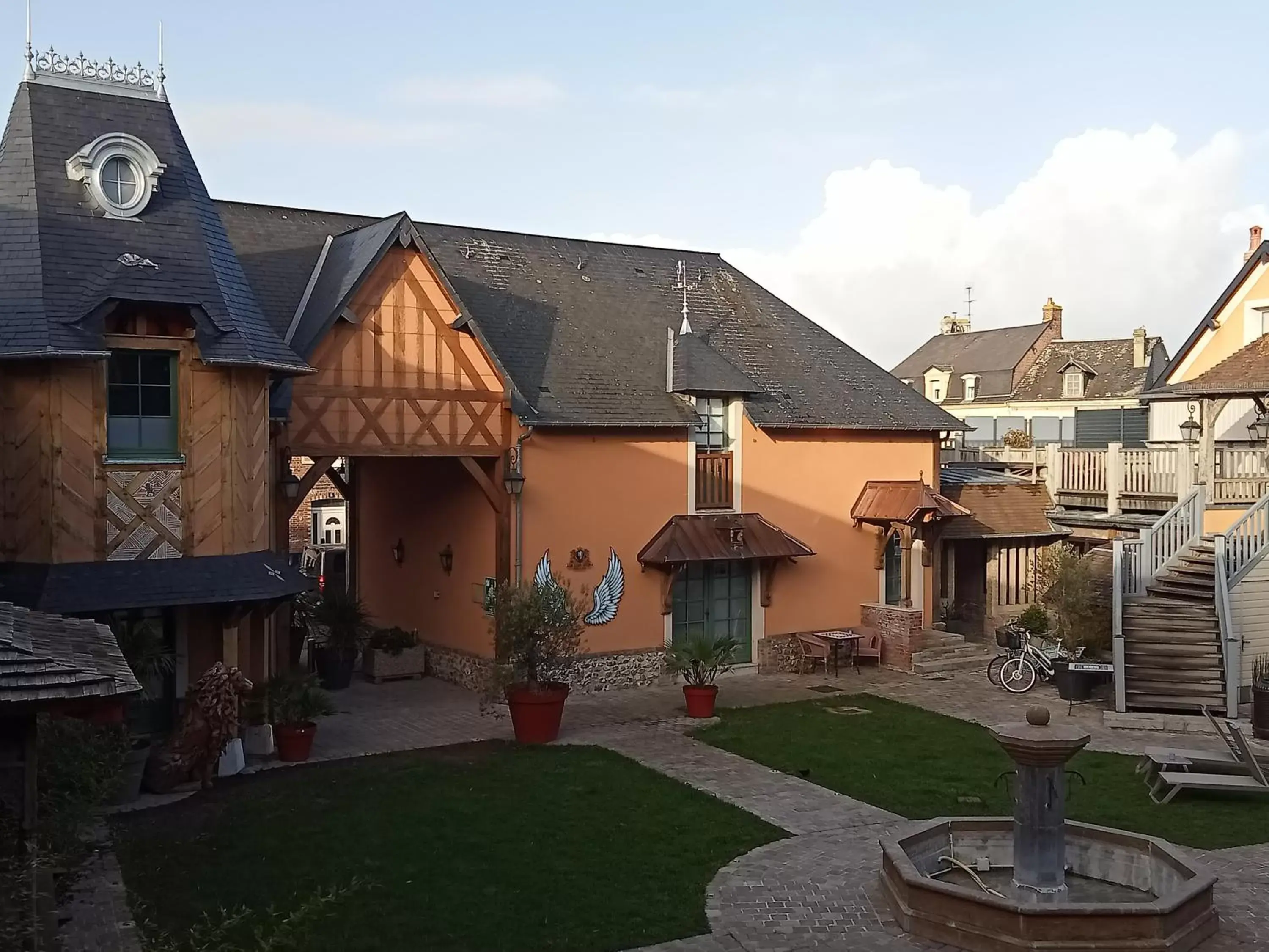 Inner courtyard view, Property Building in Hotel et Spa Le Lion d'Or