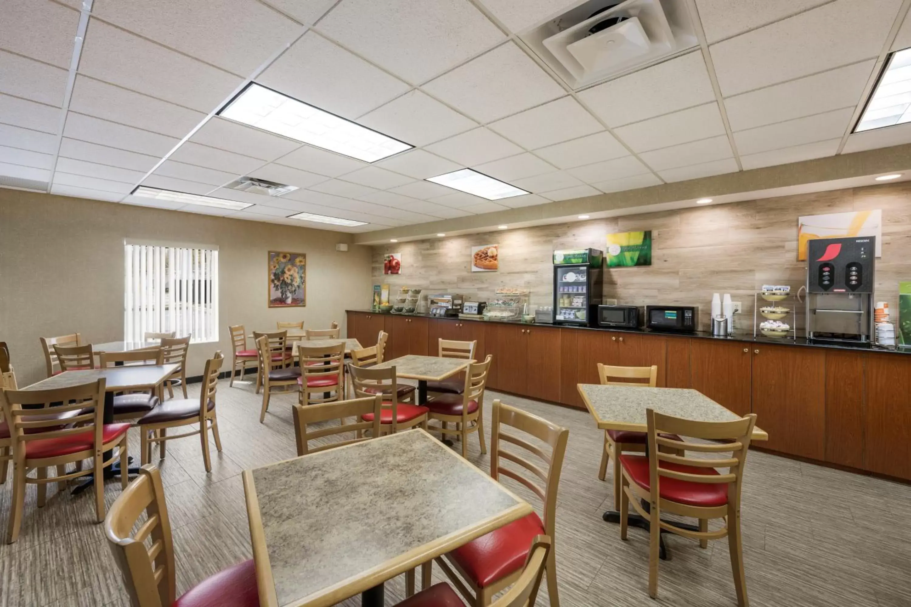 Breakfast in Quality Inn & Suites Fishkill South near I-84 Breakfast in Quality Inn & Suites Fishkill South near I-84