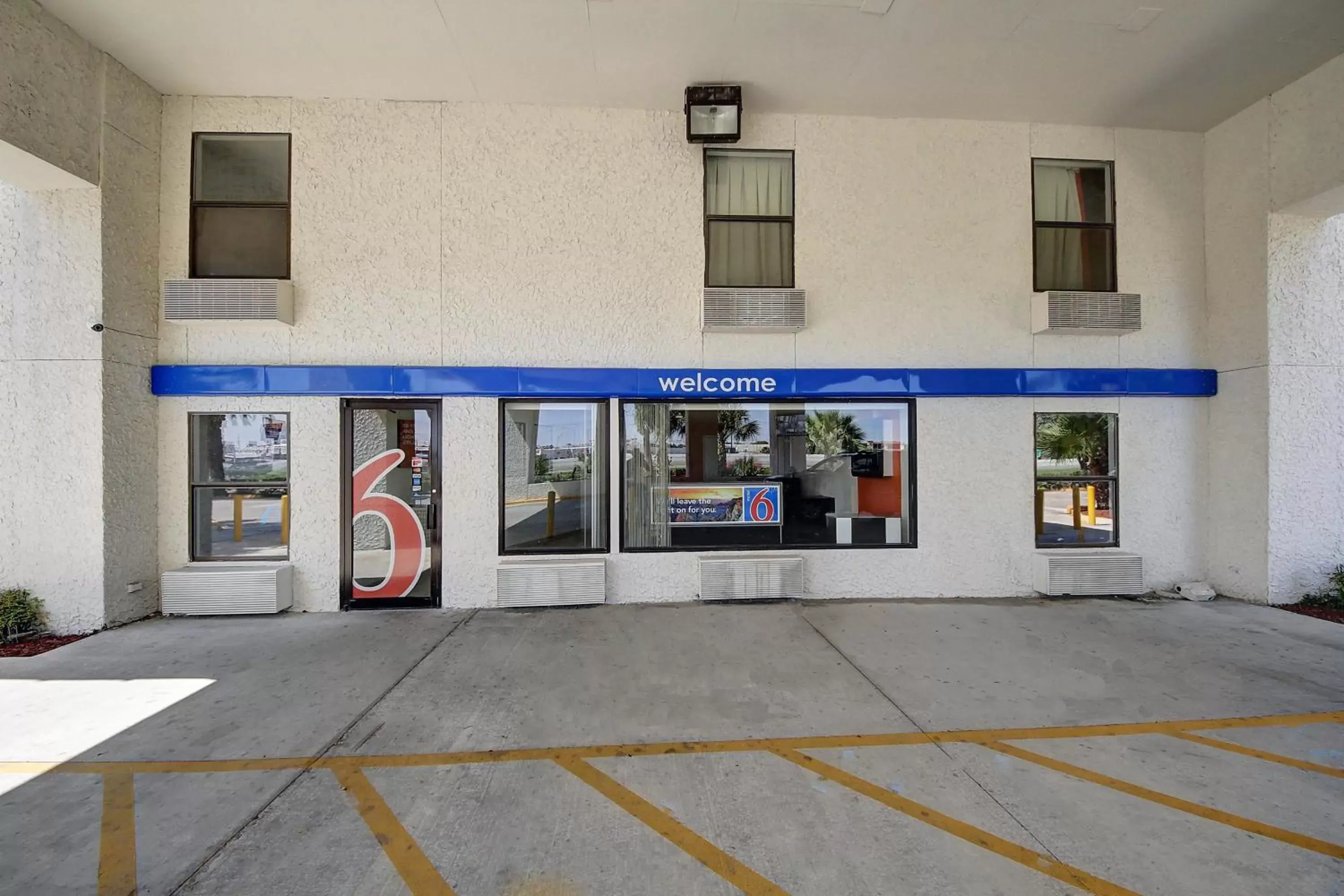 Property building in Motel 6-Laredo, TX - North I-35