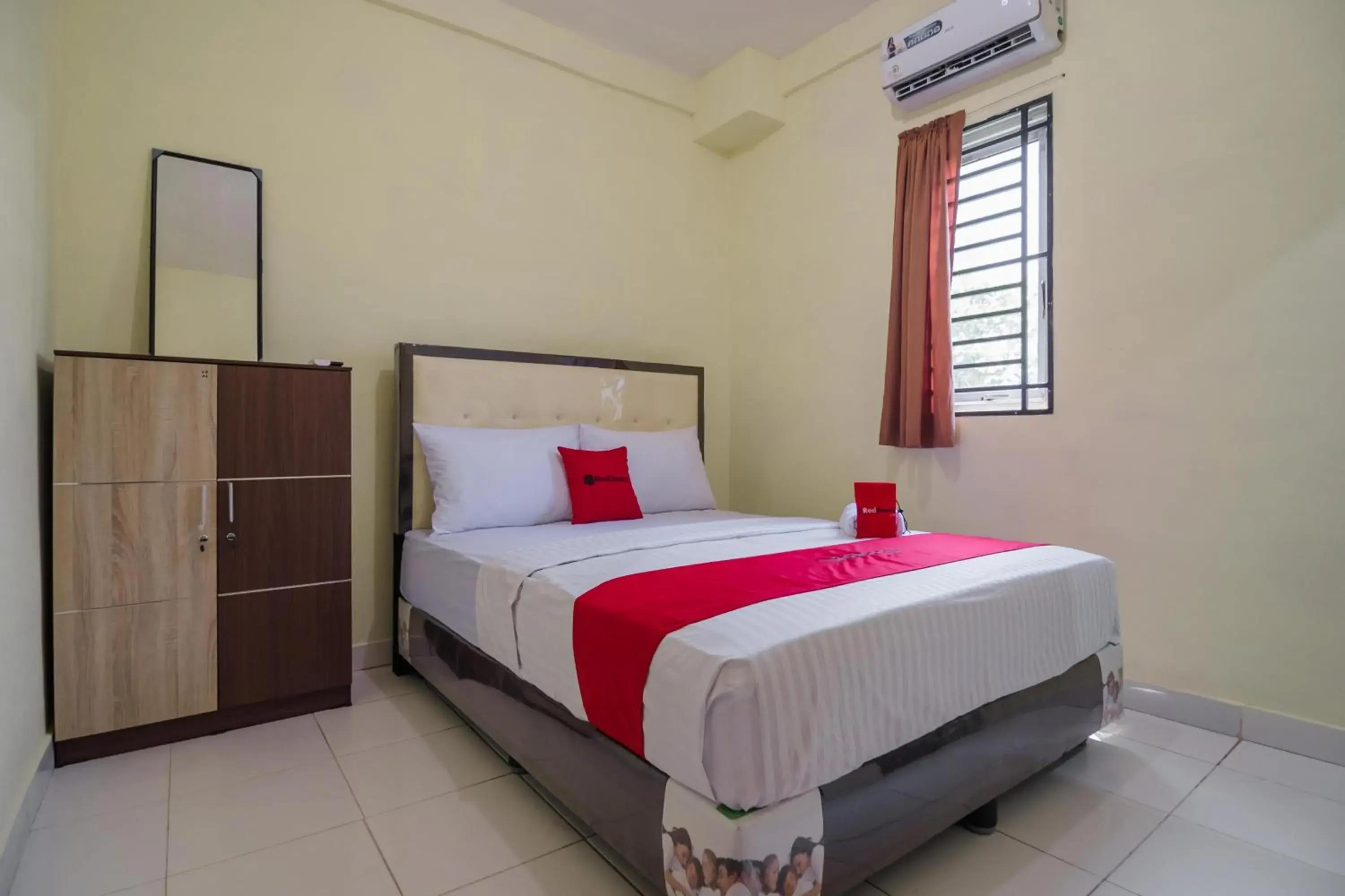 Bedroom, Bed in RedDoorz near Politeknik Negeri Medan
