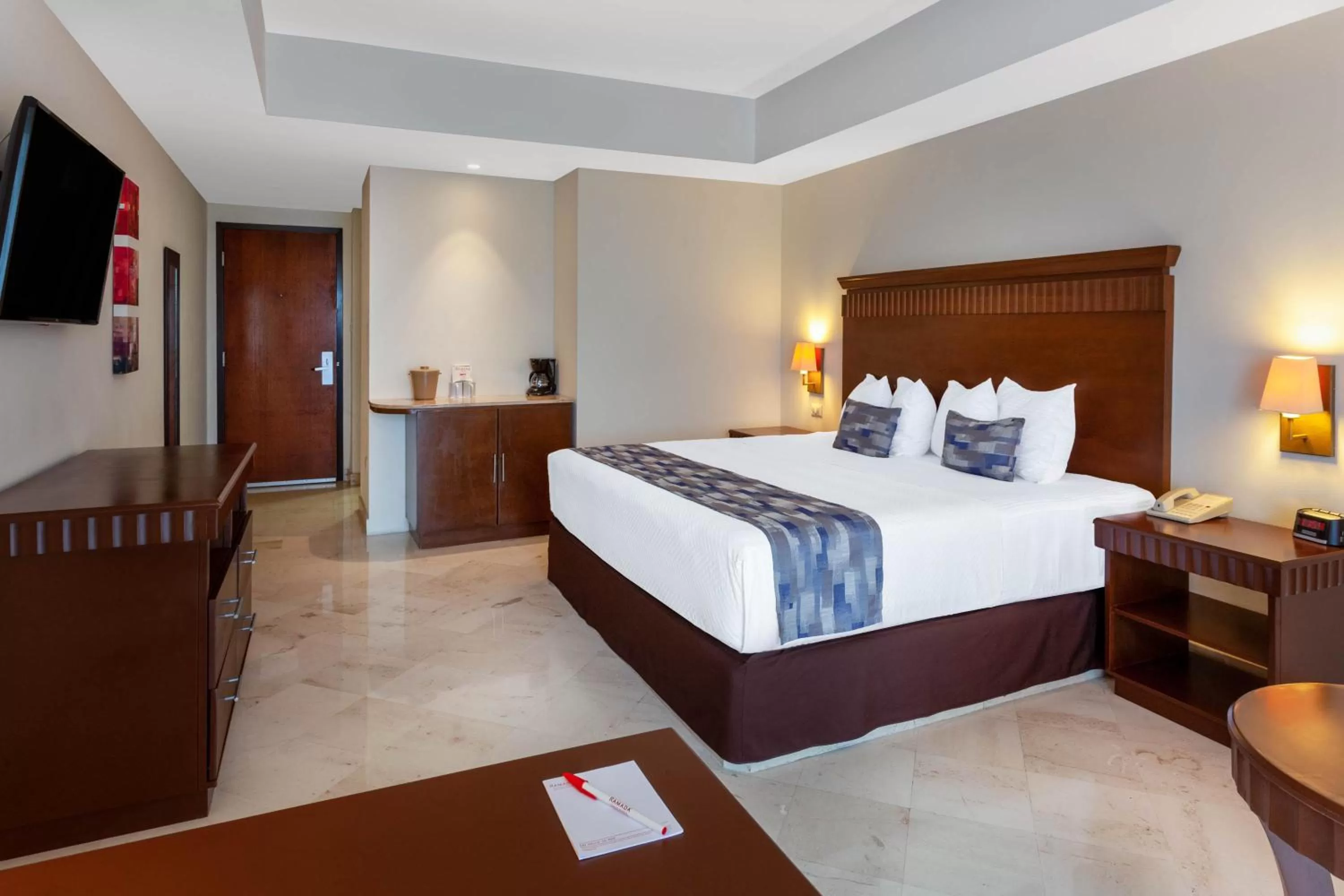Photo of the whole room, Bed in Ramada Plaza by Wyndham Veracruz Boca del Rio
