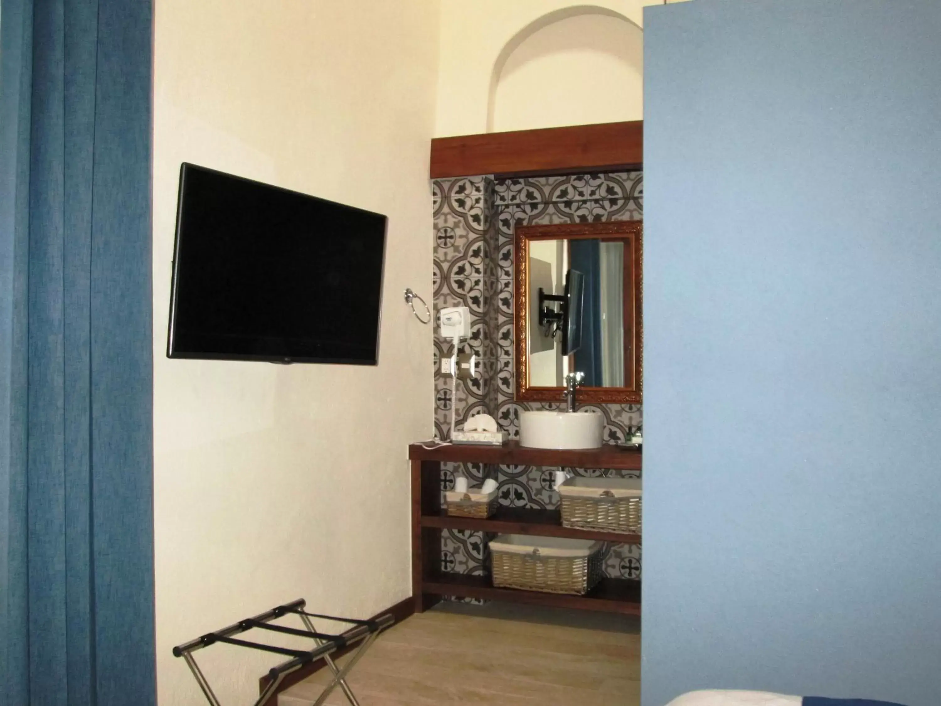 Bathroom, TV/Entertainment Center in Hotel Boutique Casa Altamira